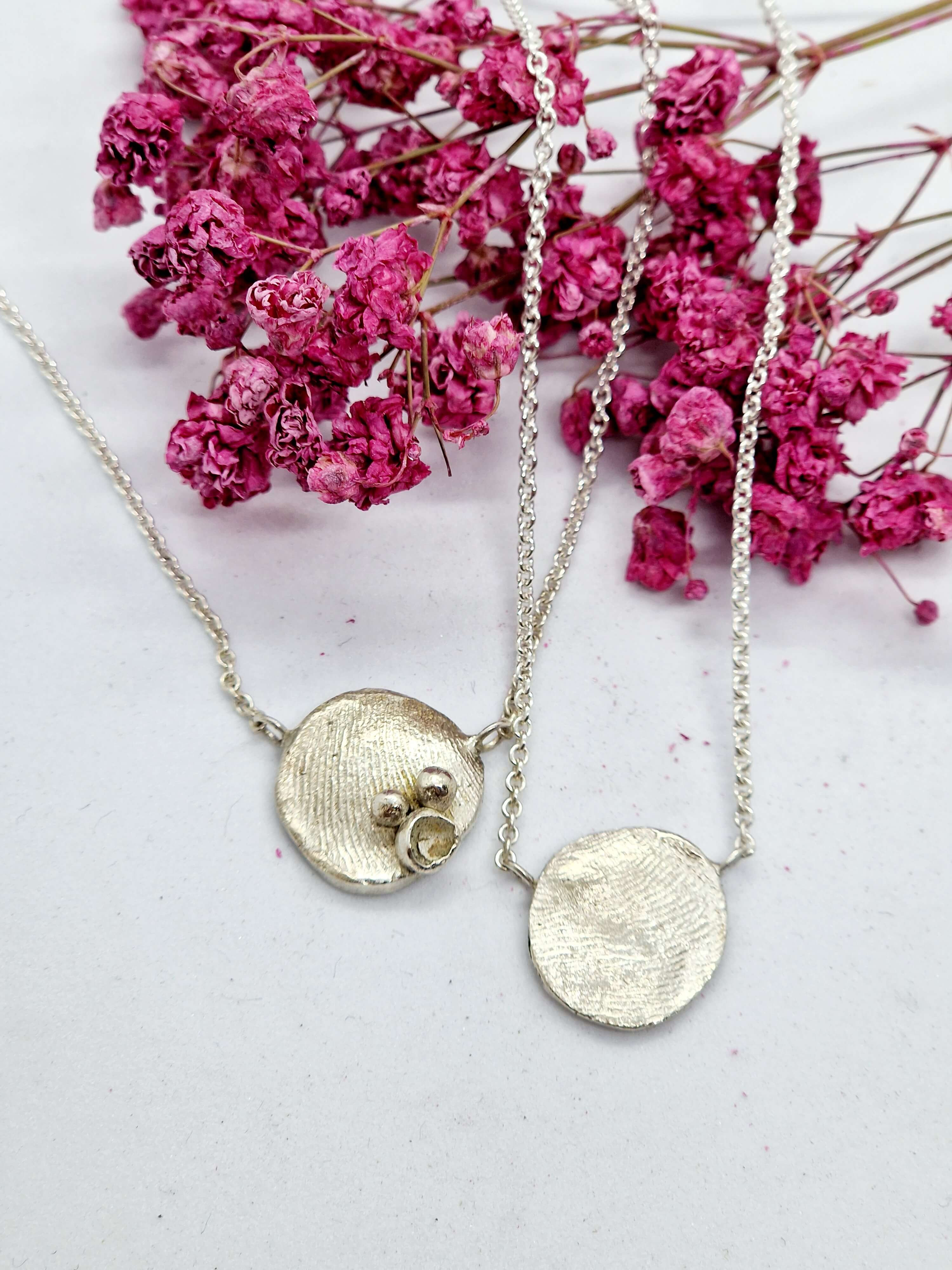 Juweel boetseren in was – kinderworkshop in Achel - Foto