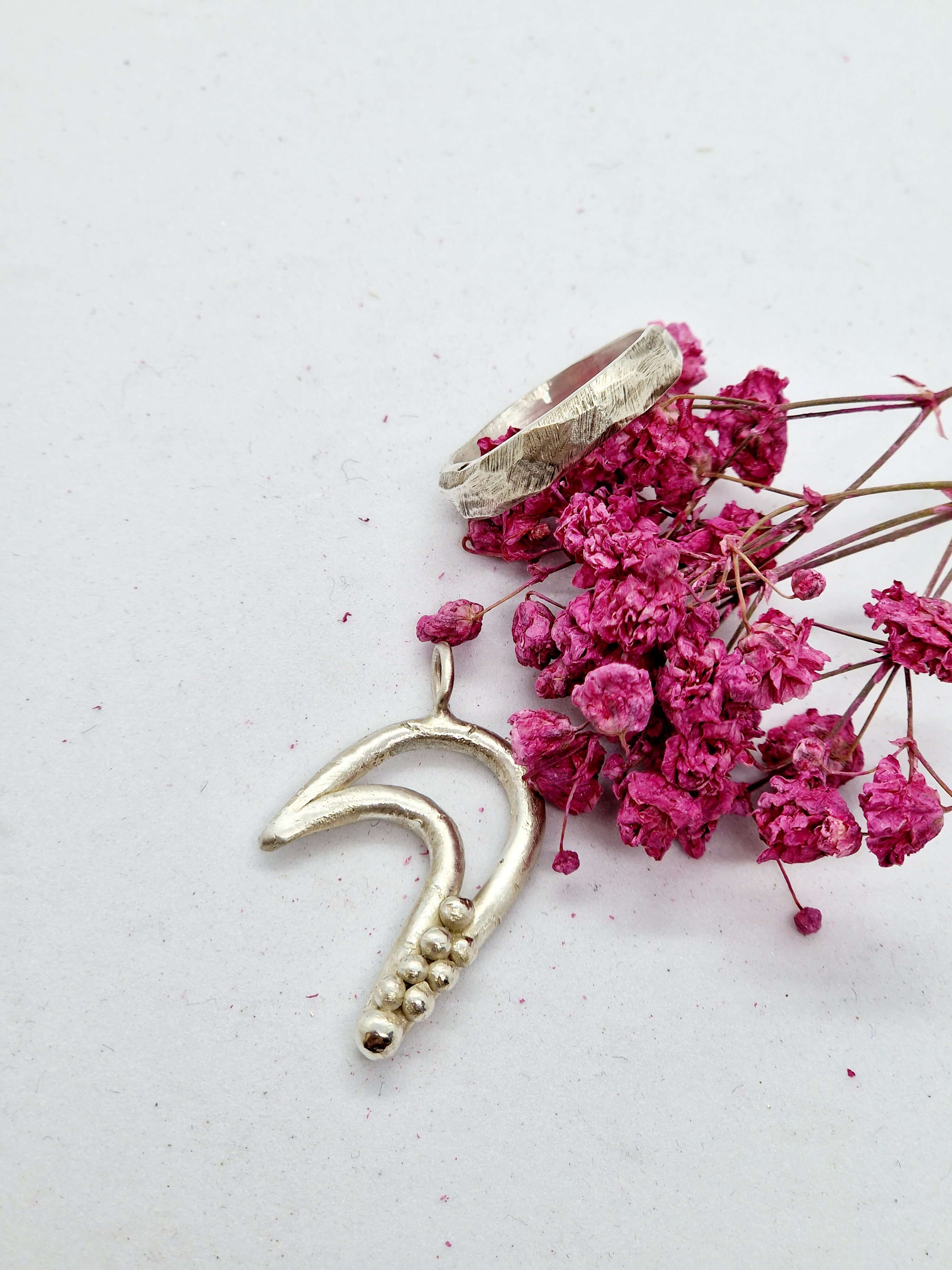 Juweel boetseren in was – kinderworkshop in Achel - Foto