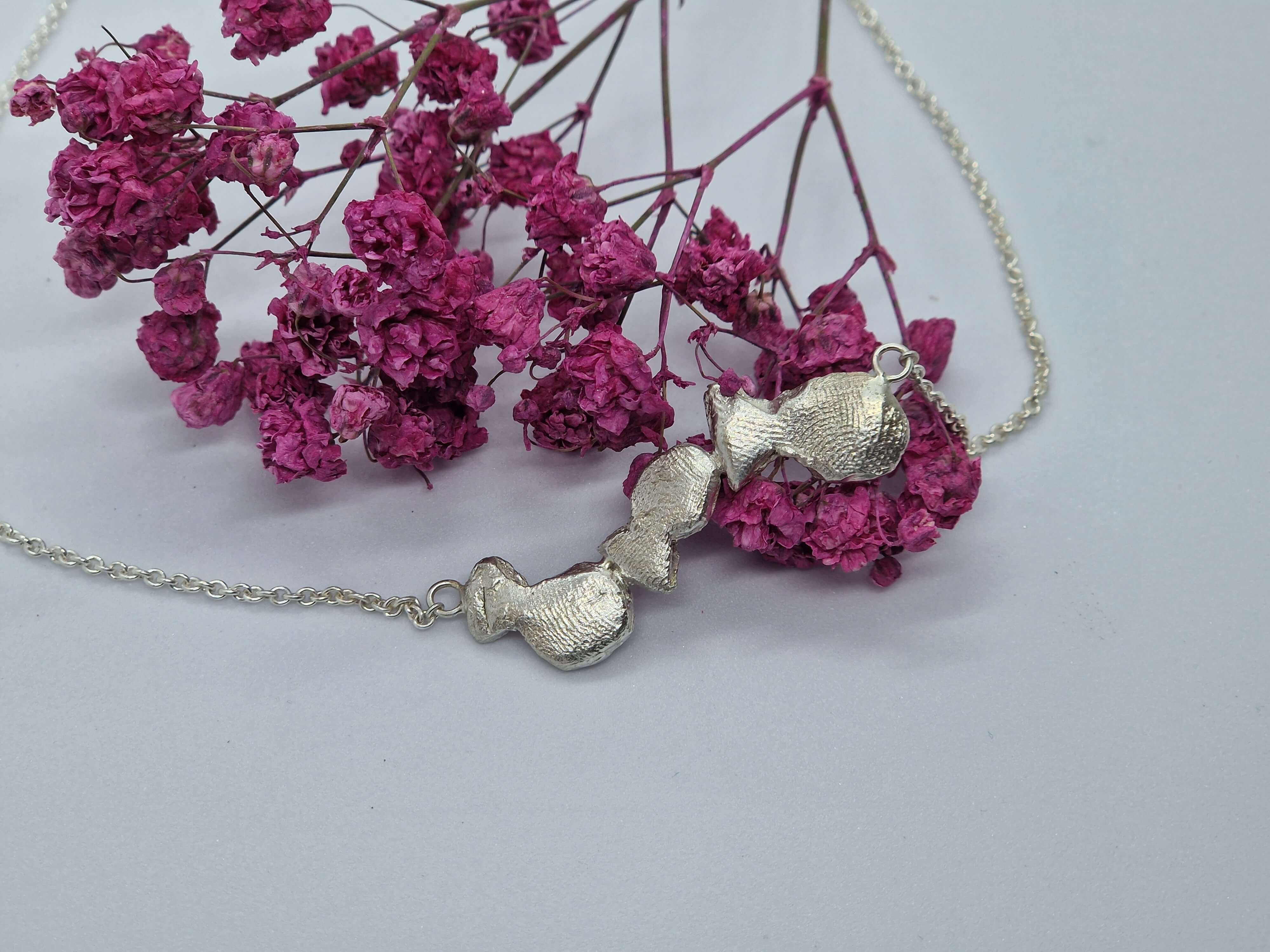 Juweel boetseren in was – kinderworkshop in Achel - Foto