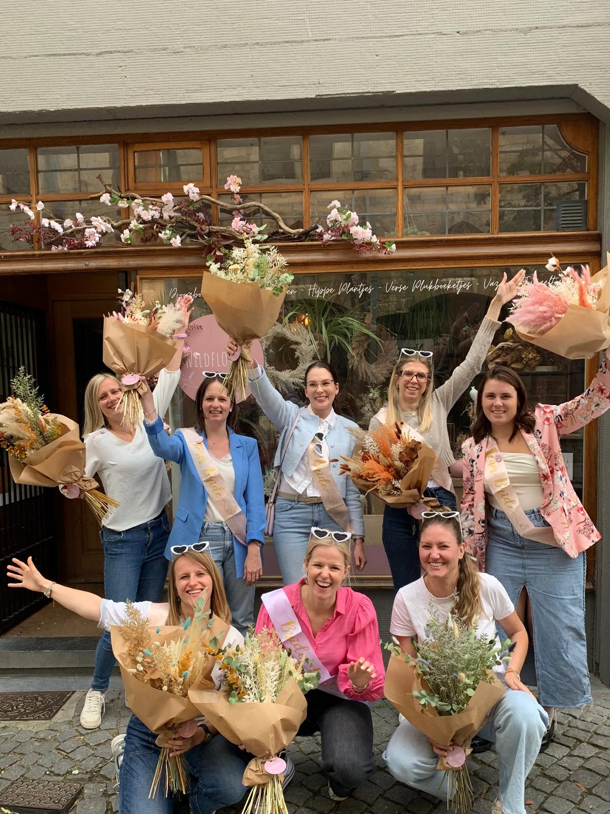Vier de lente met een boeket van droogbloemen - Foto