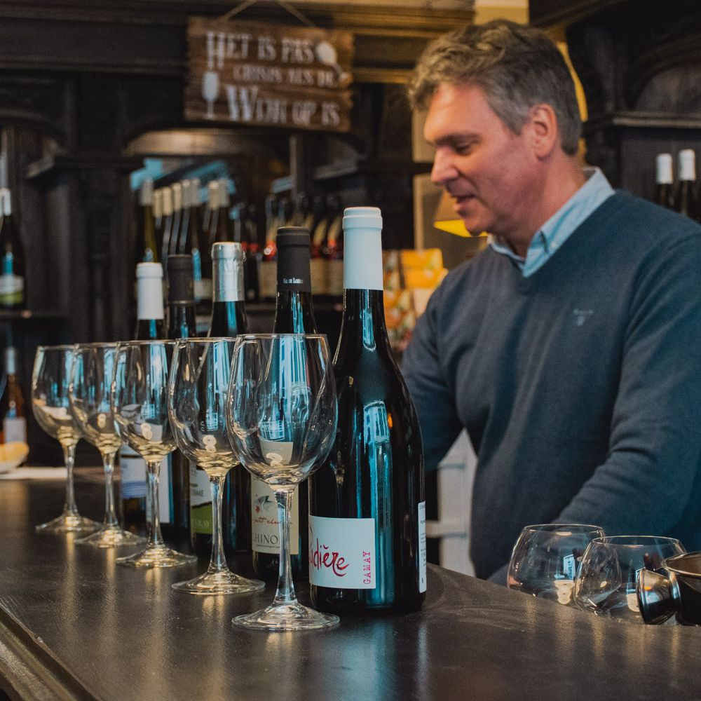 Black tasting, wijn proeven zonder zicht. - Foto