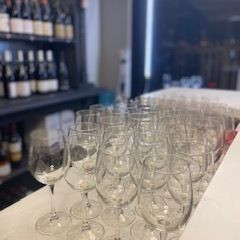 Black tasting, wijn proeven zonder zicht. - Foto