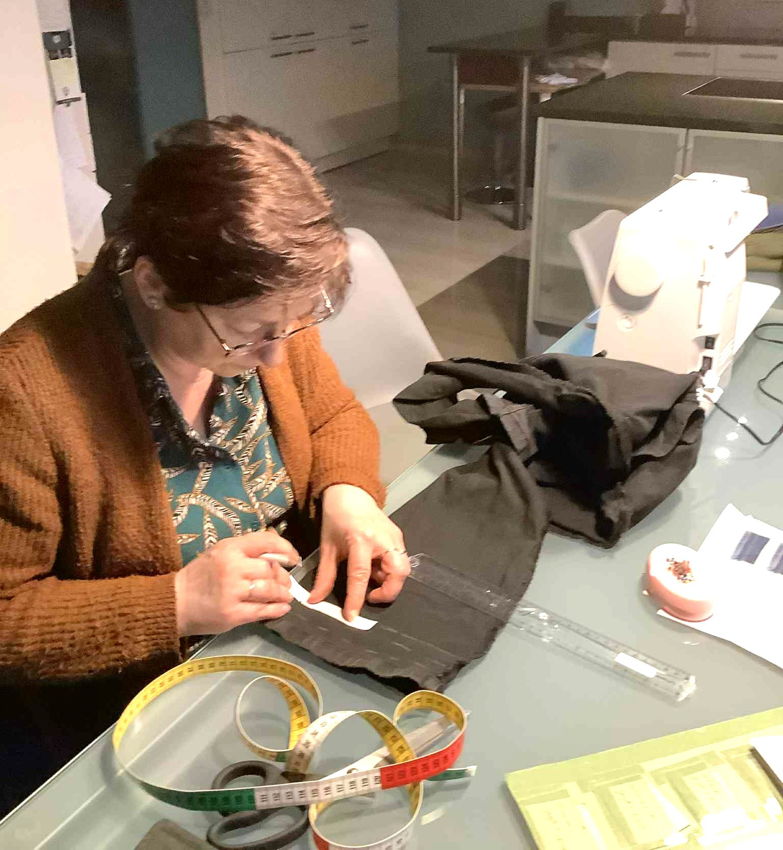 Zelf jouw kleding leren herstellen - Foto