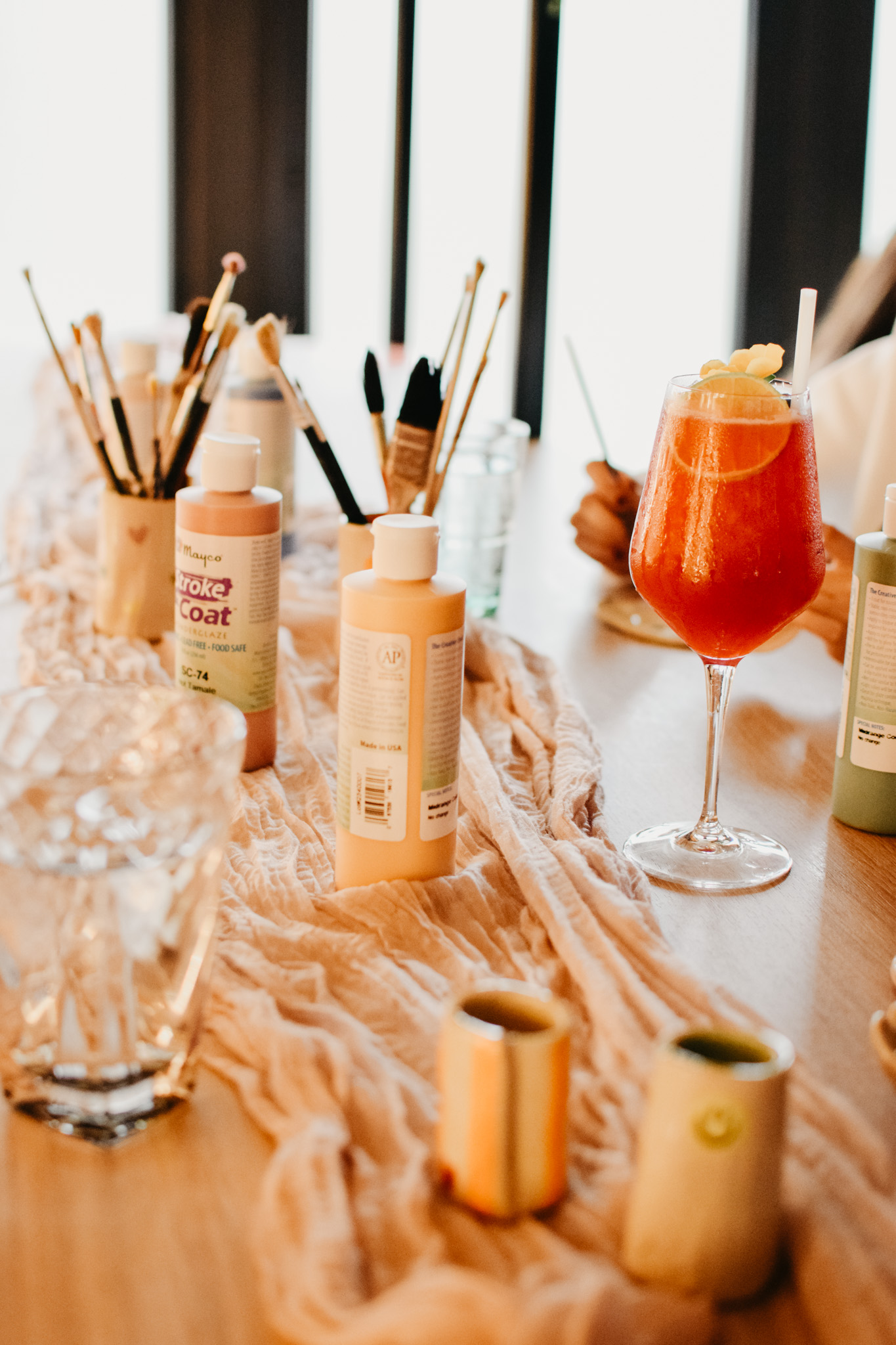 Pottery Painting & Sip Workshop @ De Vleeshalle 🎨🍸 18u30 - 20u30 - Foto