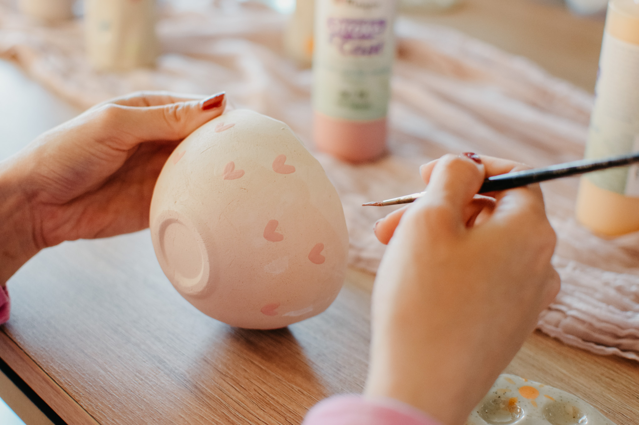 Pottery Painting & Sip Workshop @ De Vleeshalle 🎨🍸 18u30 - 20u30 - Foto