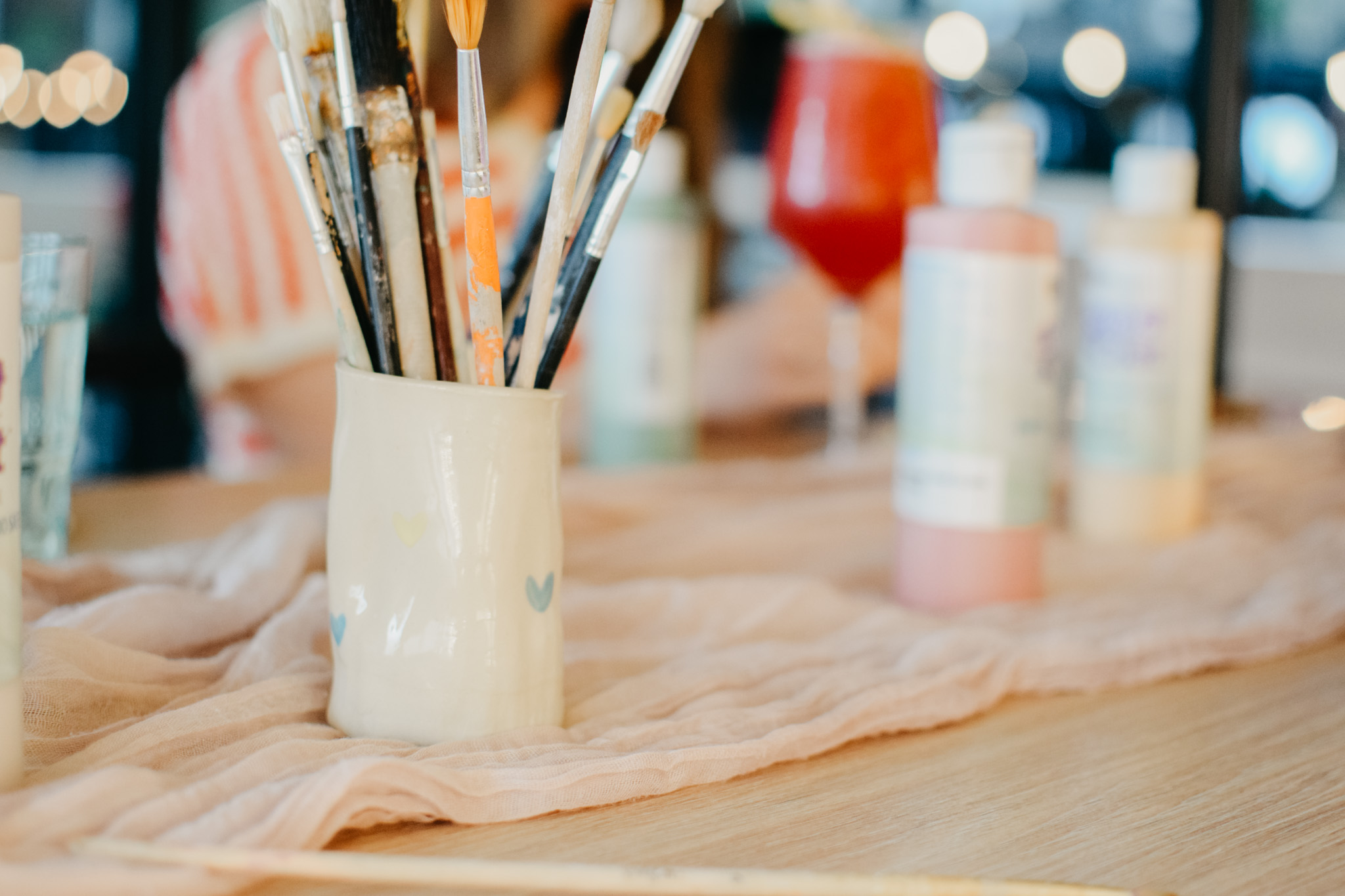 Pottery Painting & Sip Workshop @ De Vleeshalle 🎨🍸 18u30 - 20u30 - Foto
