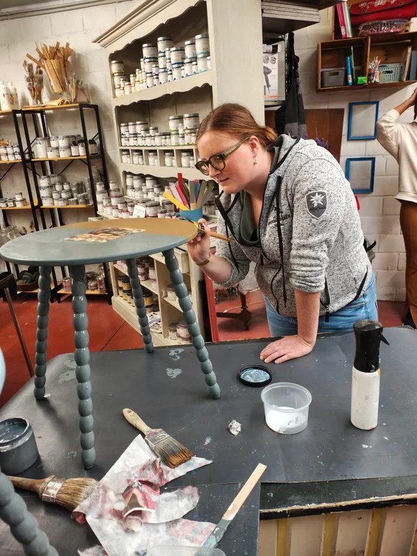 Workshop bijzettafeltje schilderen met krijtverf in kerst thema - Foto