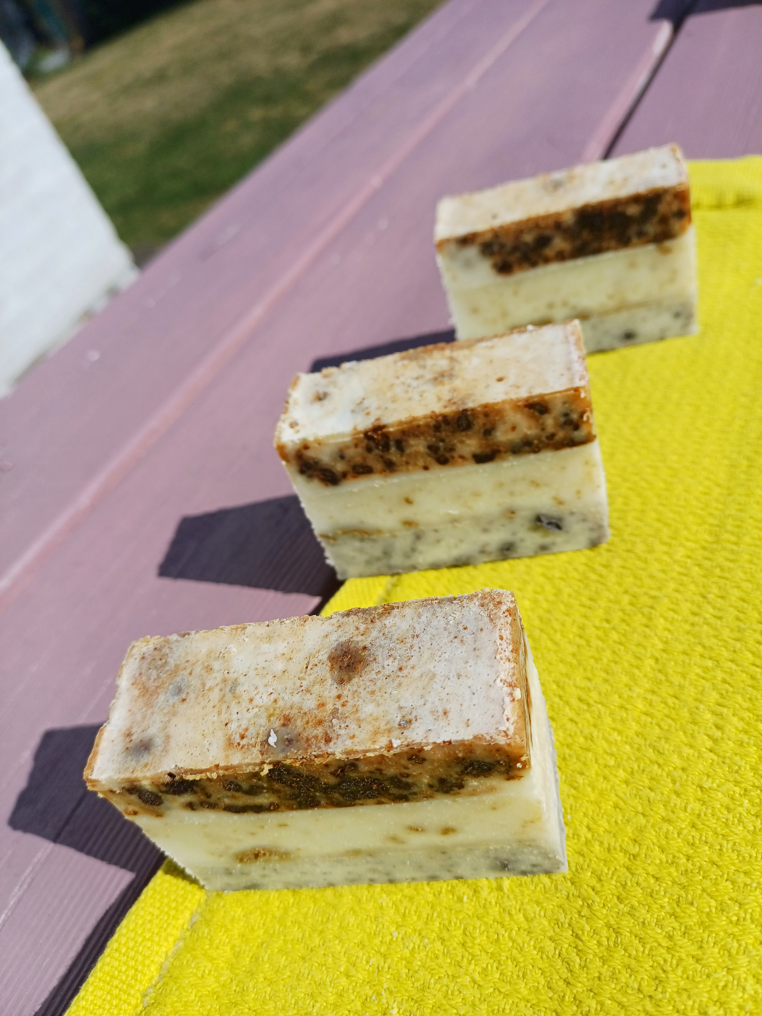 Bloemen en natuurlijke kleuren in natuurzeep - Foto