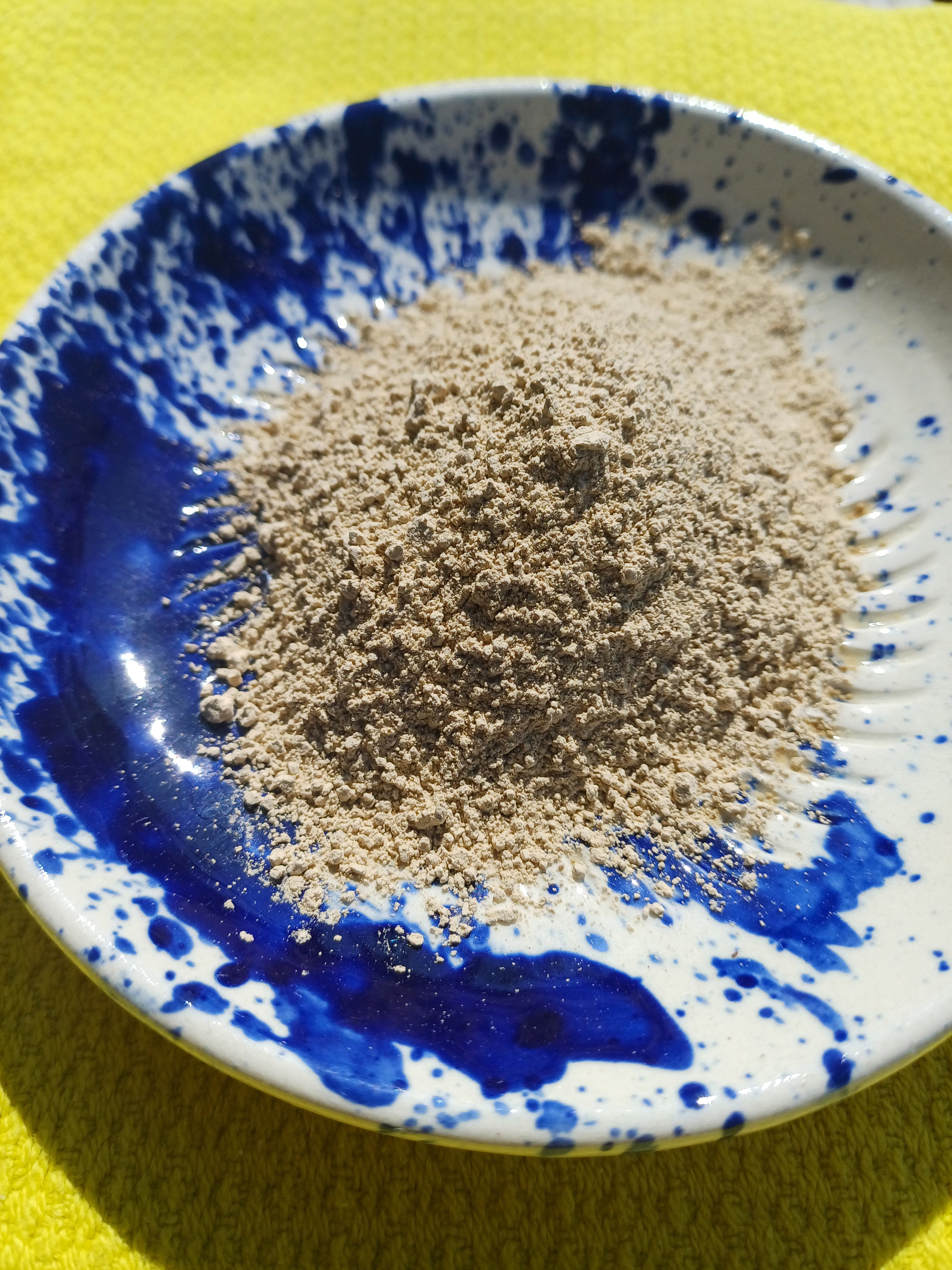 Bloemen en natuurlijke kleuren in natuurzeep - Foto