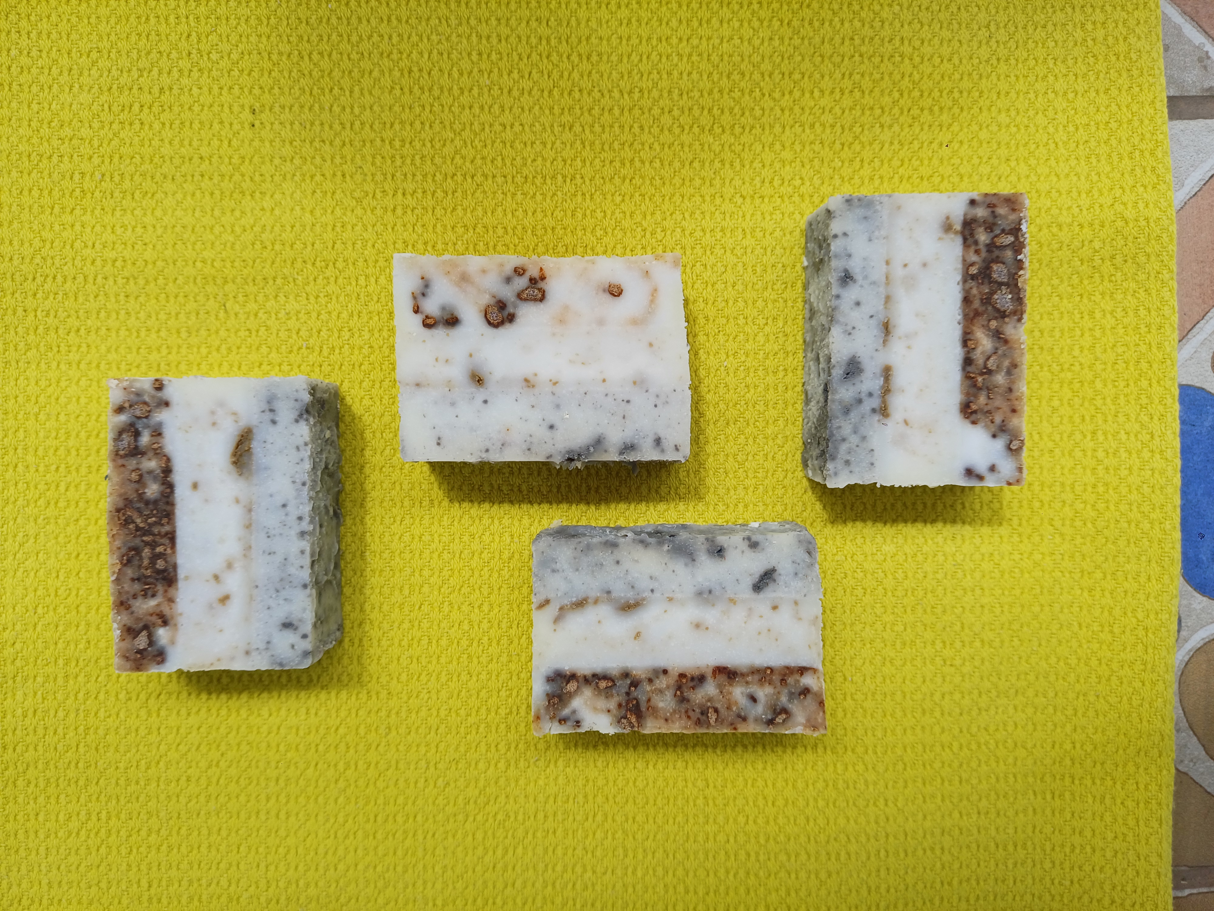 Bloemen en natuurlijke kleuren in natuurzeep