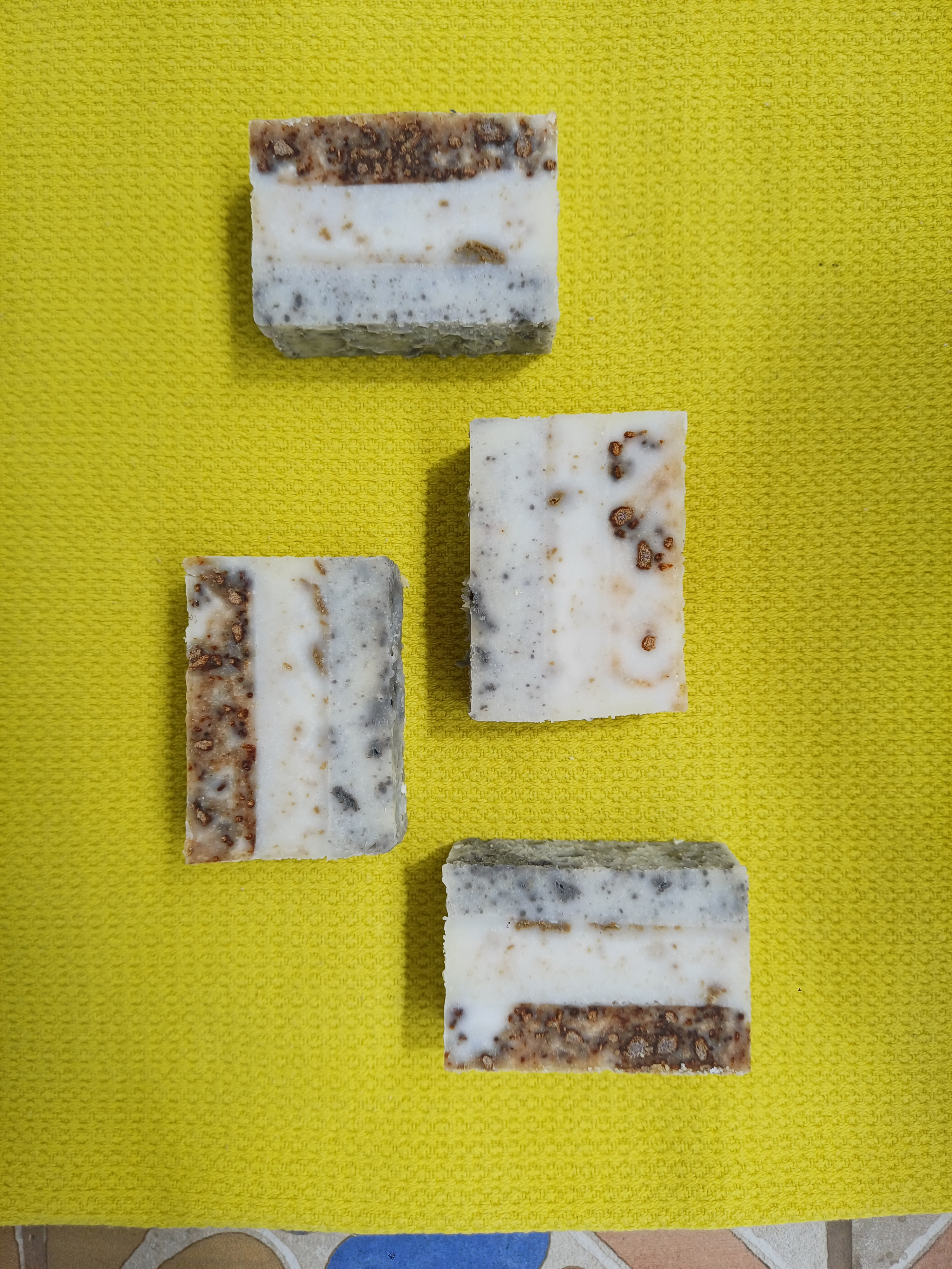 Bloemen en natuurlijke kleuren in natuurzeep - Foto