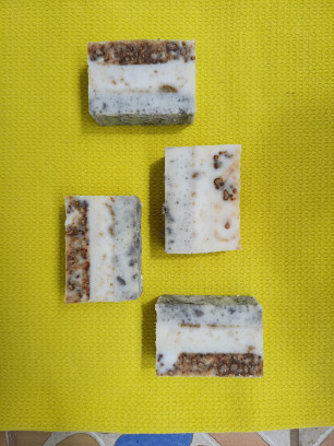 Bloemen en natuurlijke kleuren in natuurzeep