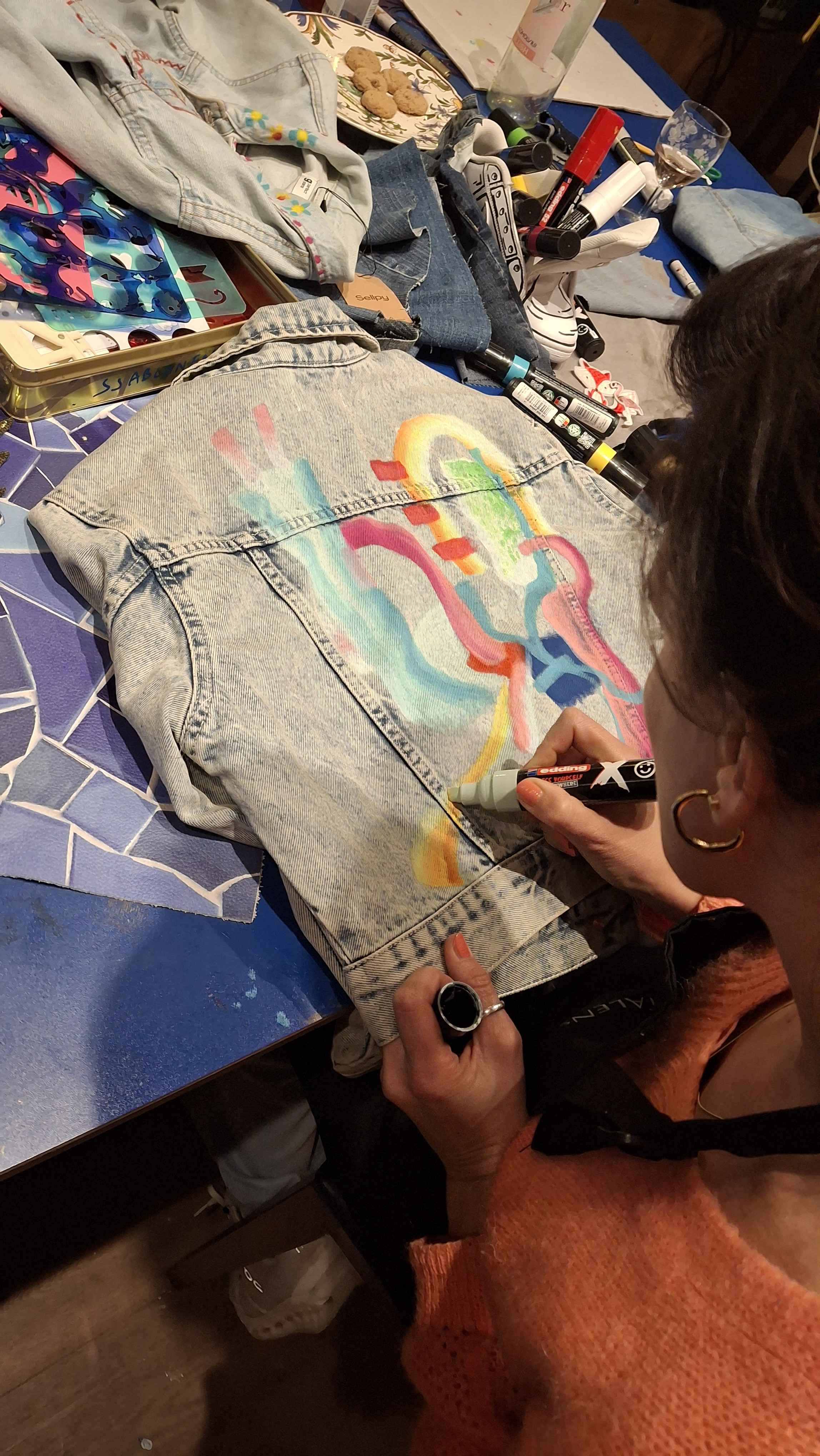 Jeansjasjes pimpen voor groepen - Foto