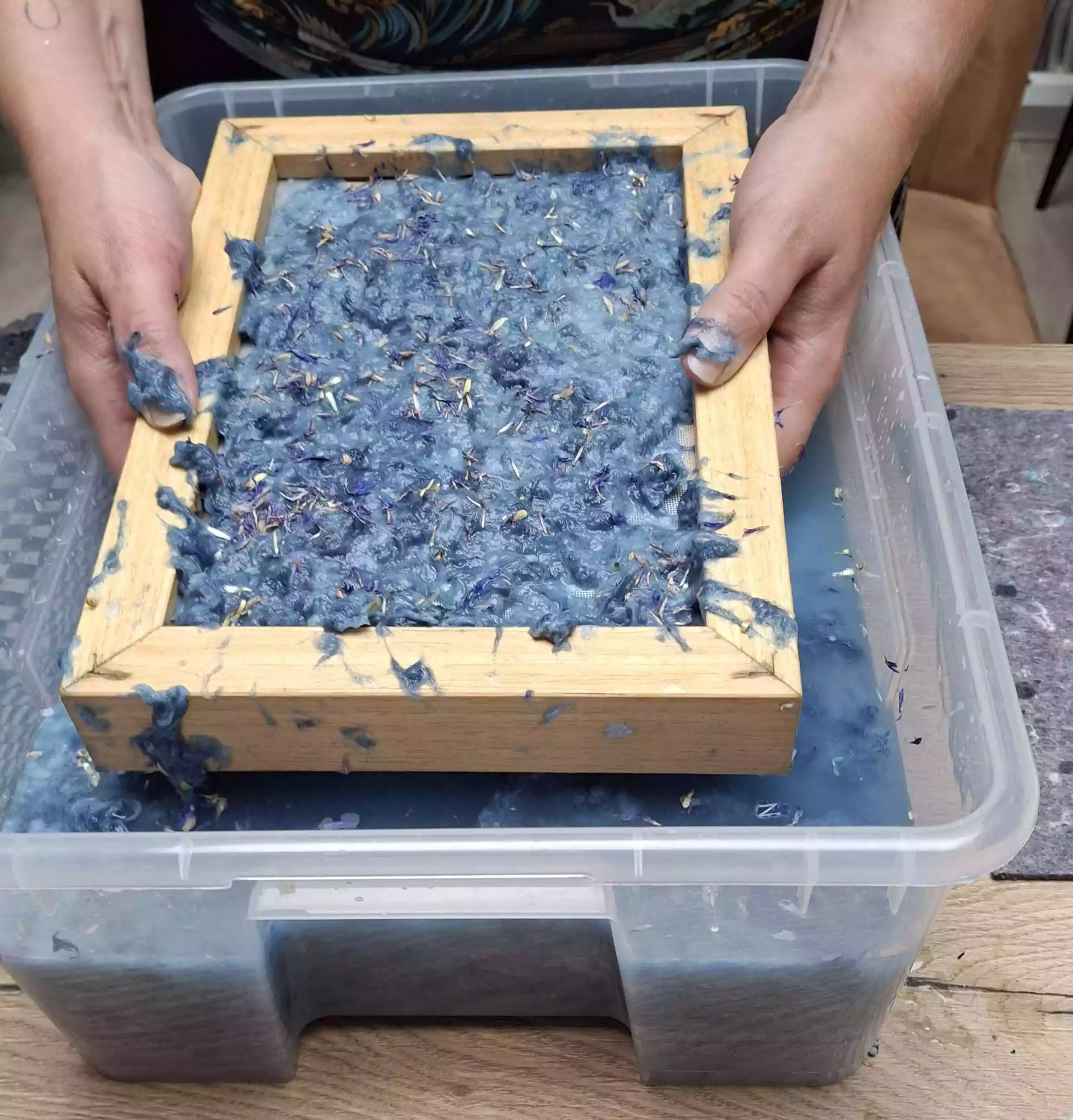 Workshop papier scheppen voor world recycling day - Foto