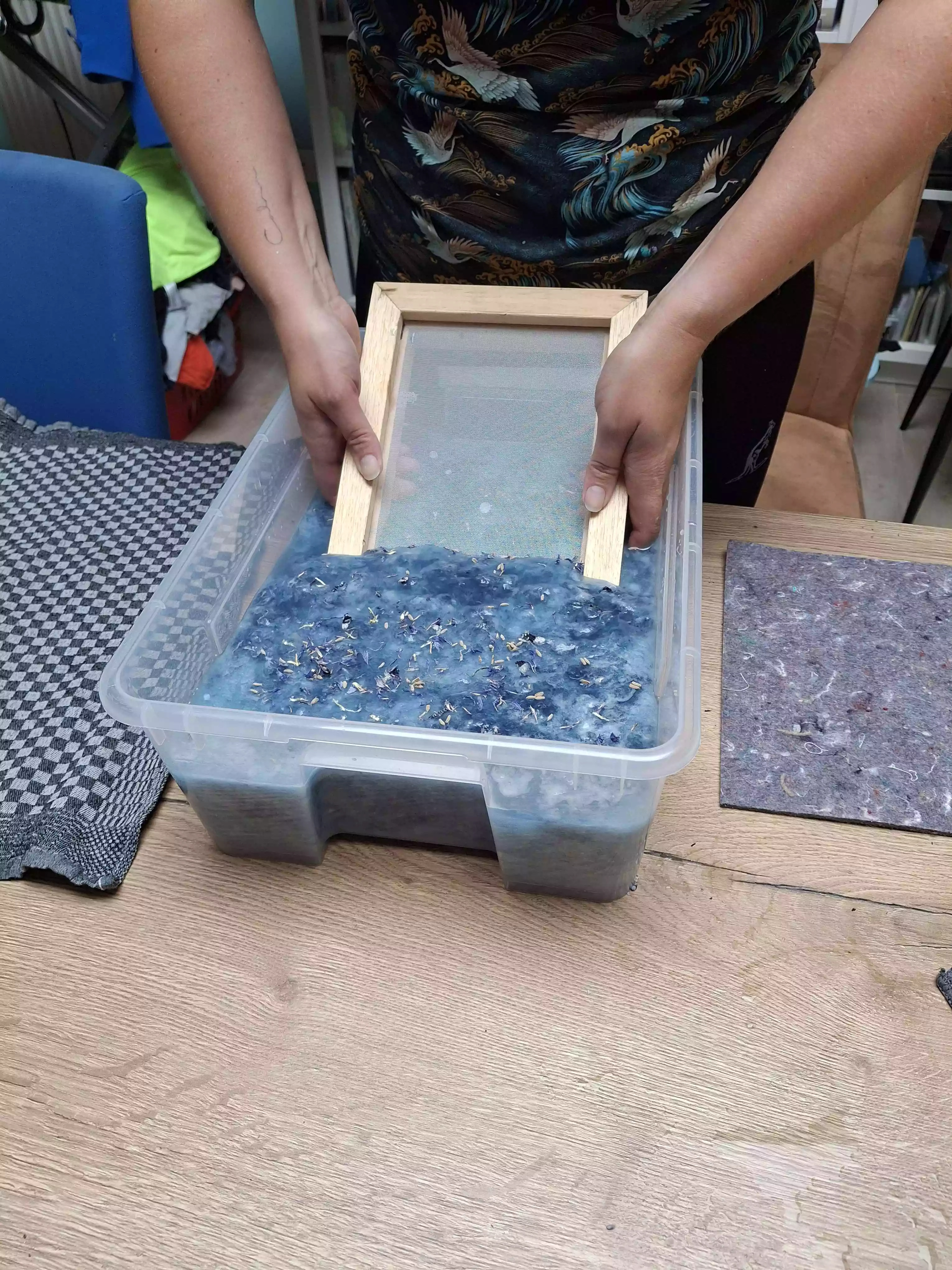 Workshop papier scheppen voor world recycling day - Foto