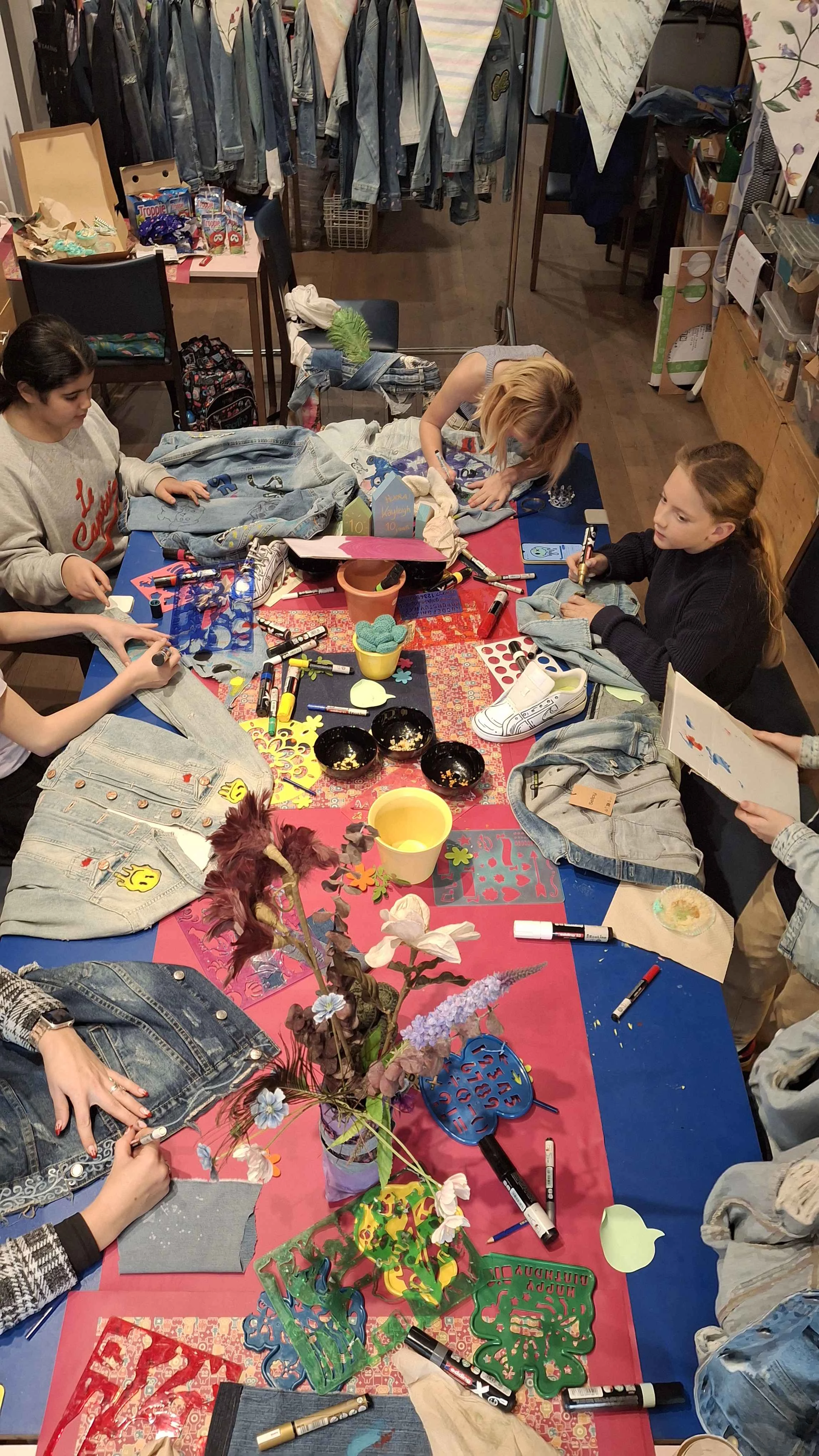 Verjaardagsfeest voor 9- tot 99-jarigen: jeansjasjes pimpen - Foto