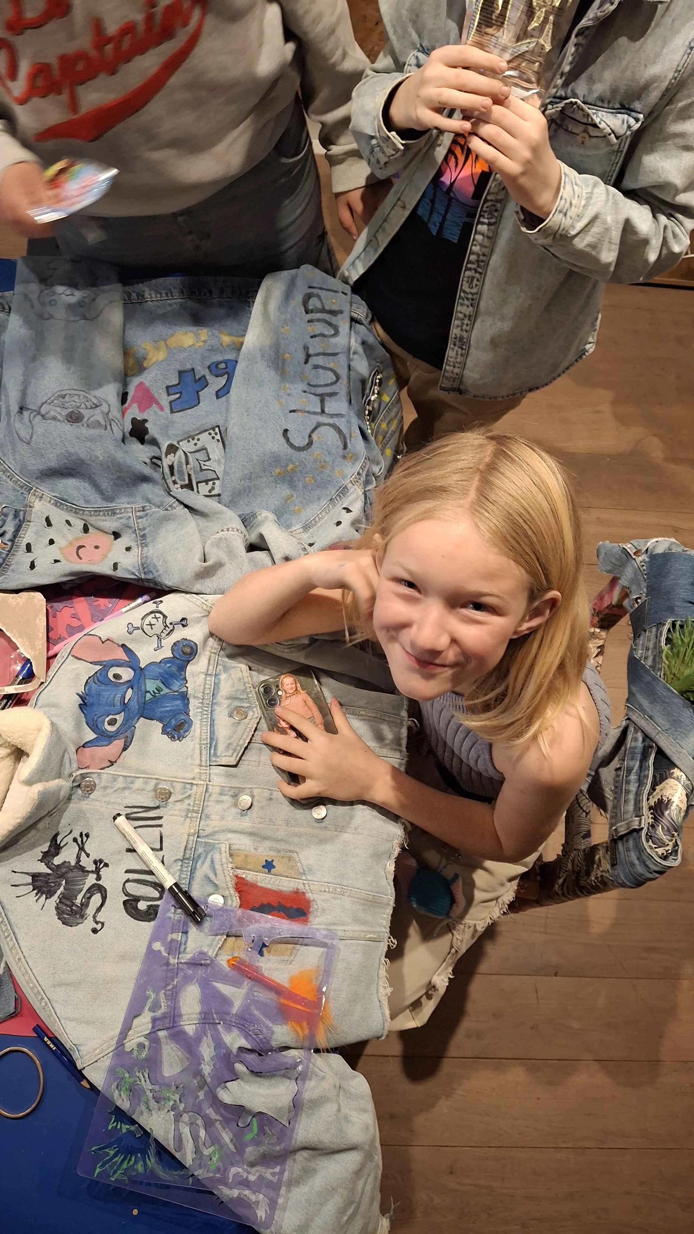 Verjaardagsfeest voor 9- tot 99-jarigen: jeansjasjes pimpen - Foto