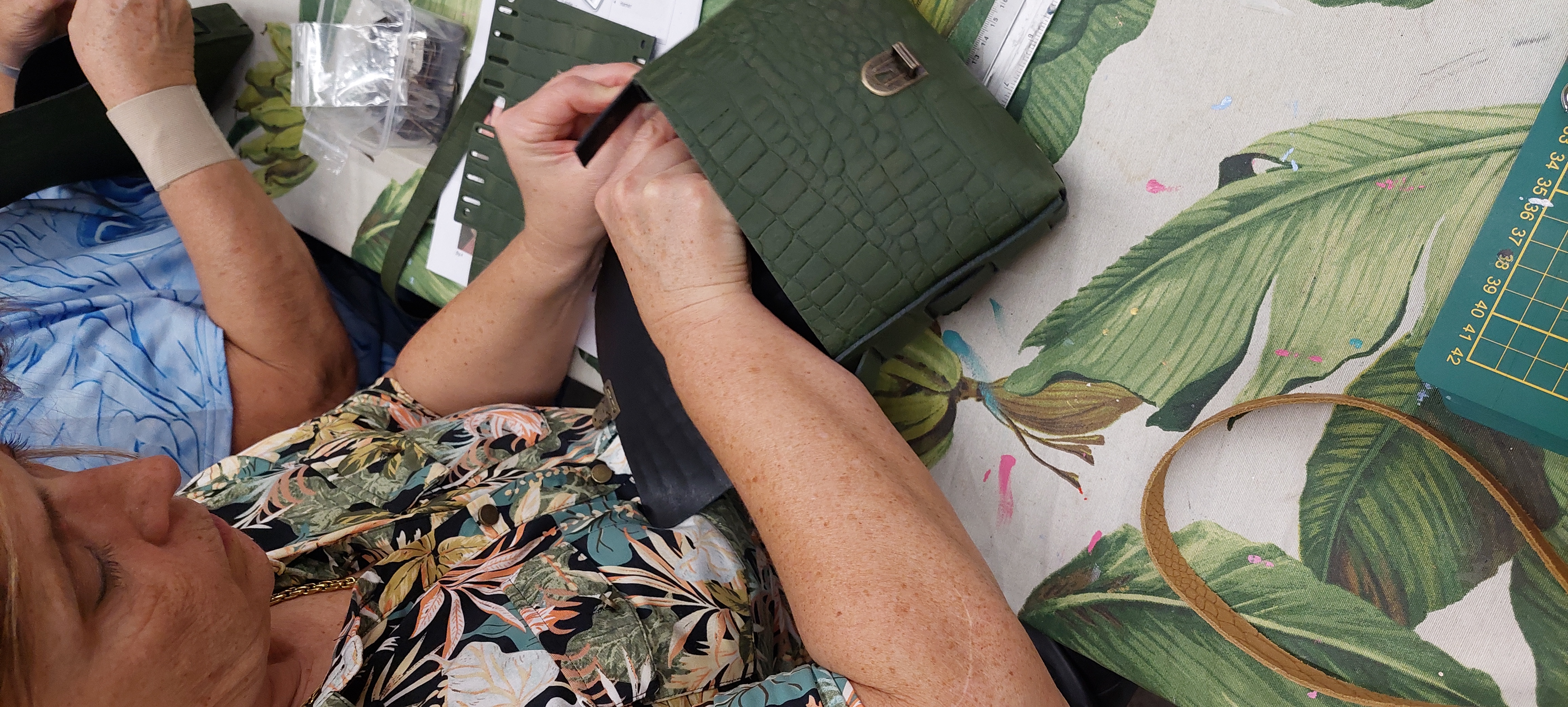 Workshop lederen handtas met portemonnee - Foto