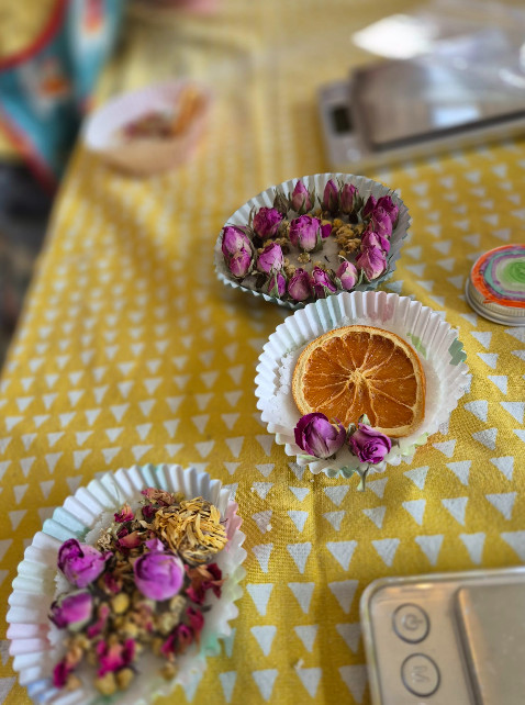 Bruisbal, scrub & lippenbalsem maken: Ouder & Kind workshop - Foto