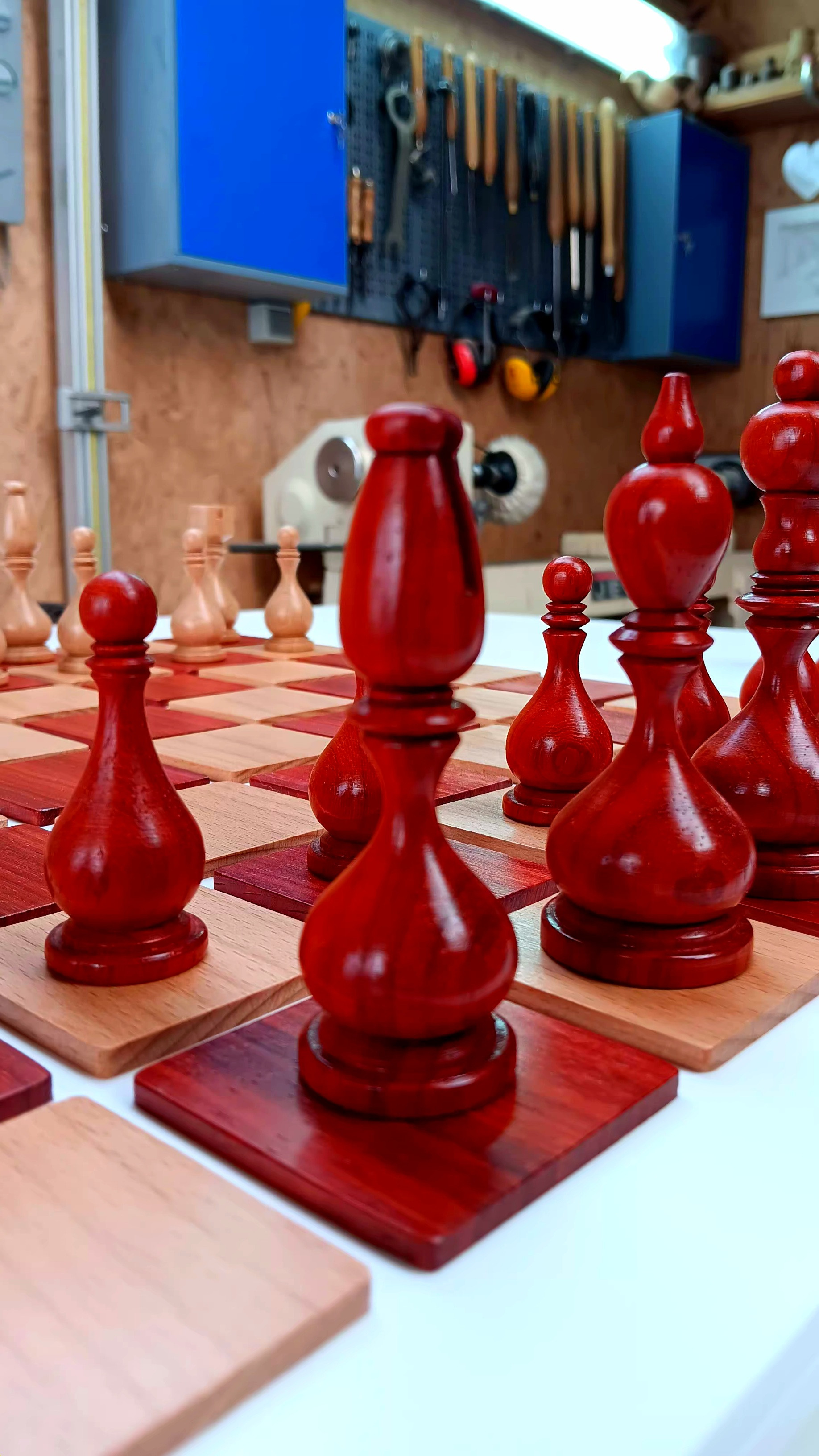 Houtdraaien voor beginners - Schaakstukken. - Foto