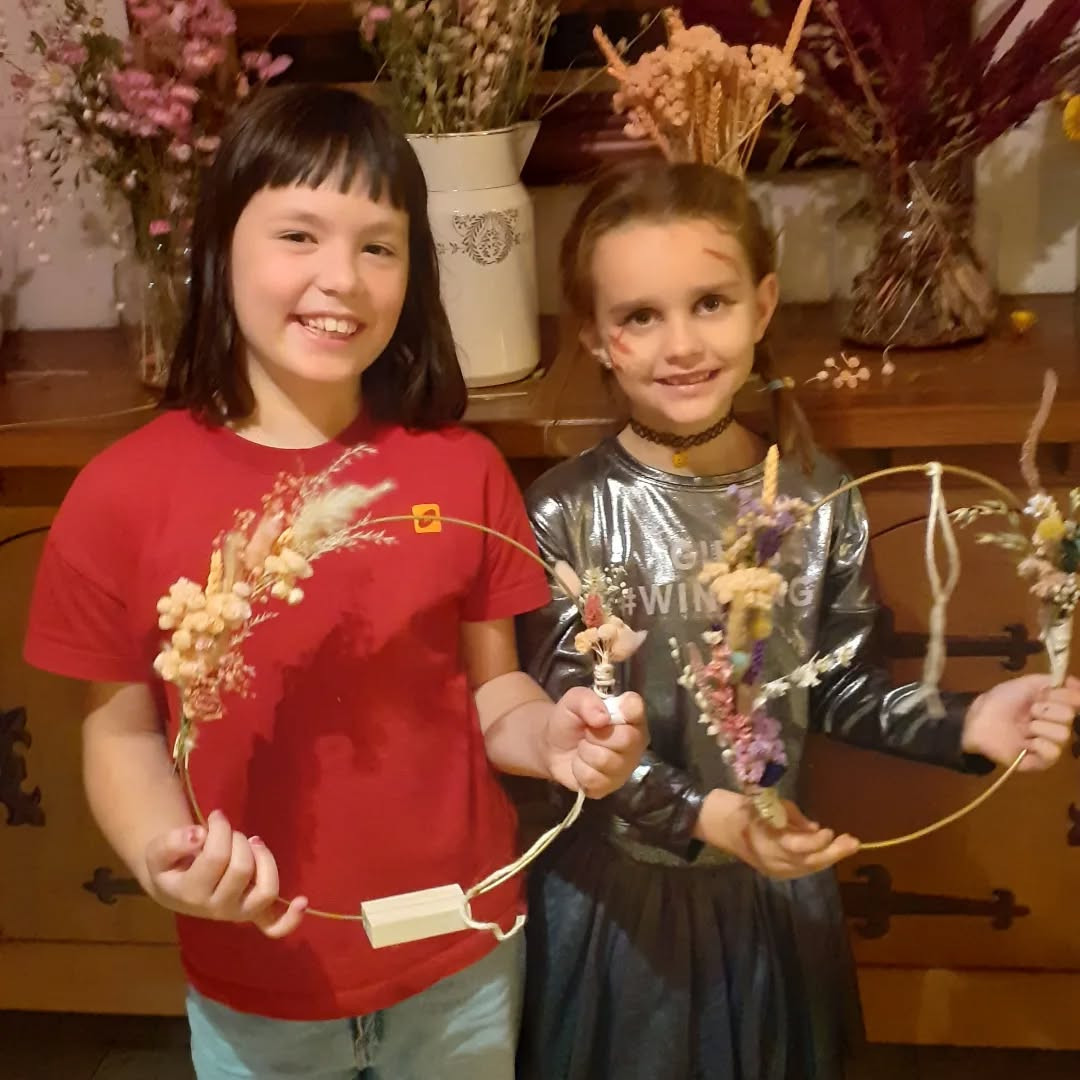 Kinderfeestje: Flowerhoop maken met droogbloemen - Foto
