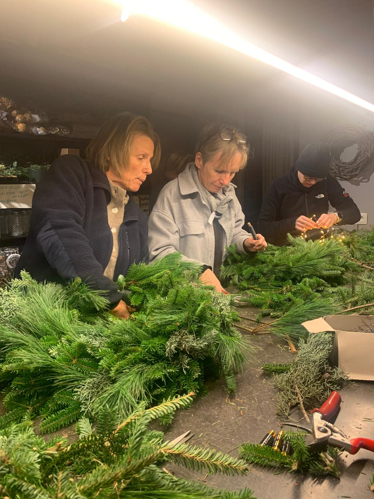 DIY kit: kerstkrans met kerstballen 40 cm diameter - Foto