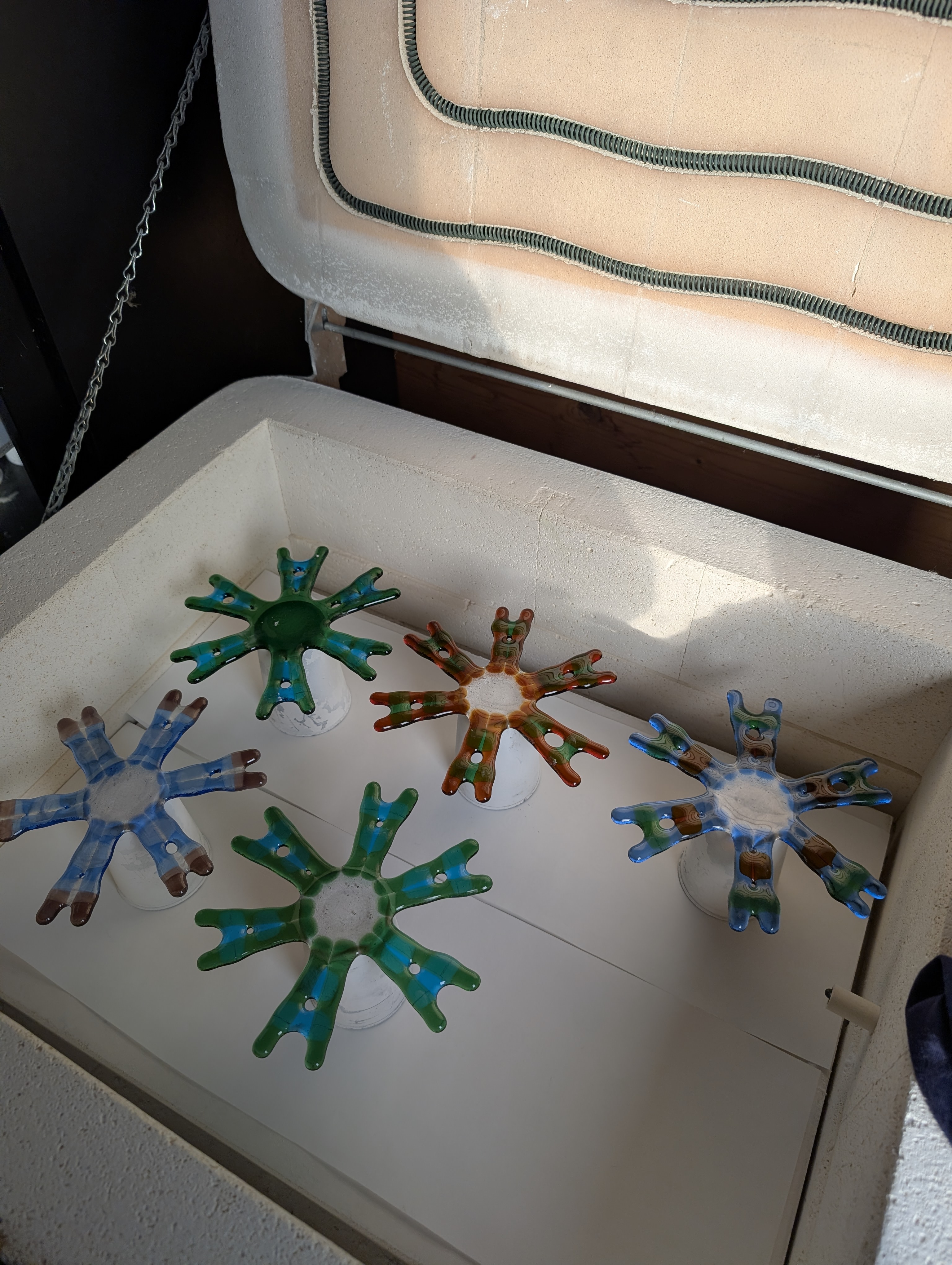 Glasfusing workshop - 2 theelichthouders - Licht in donkere dagen - Foto