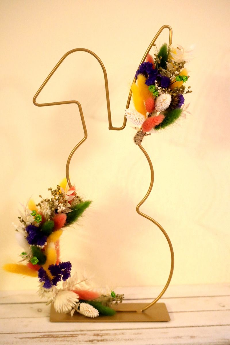Paaskonijn met droogbloemen