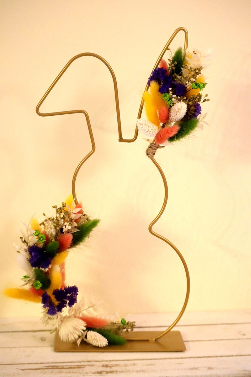 Paaskonijn met droogbloemen - Foto