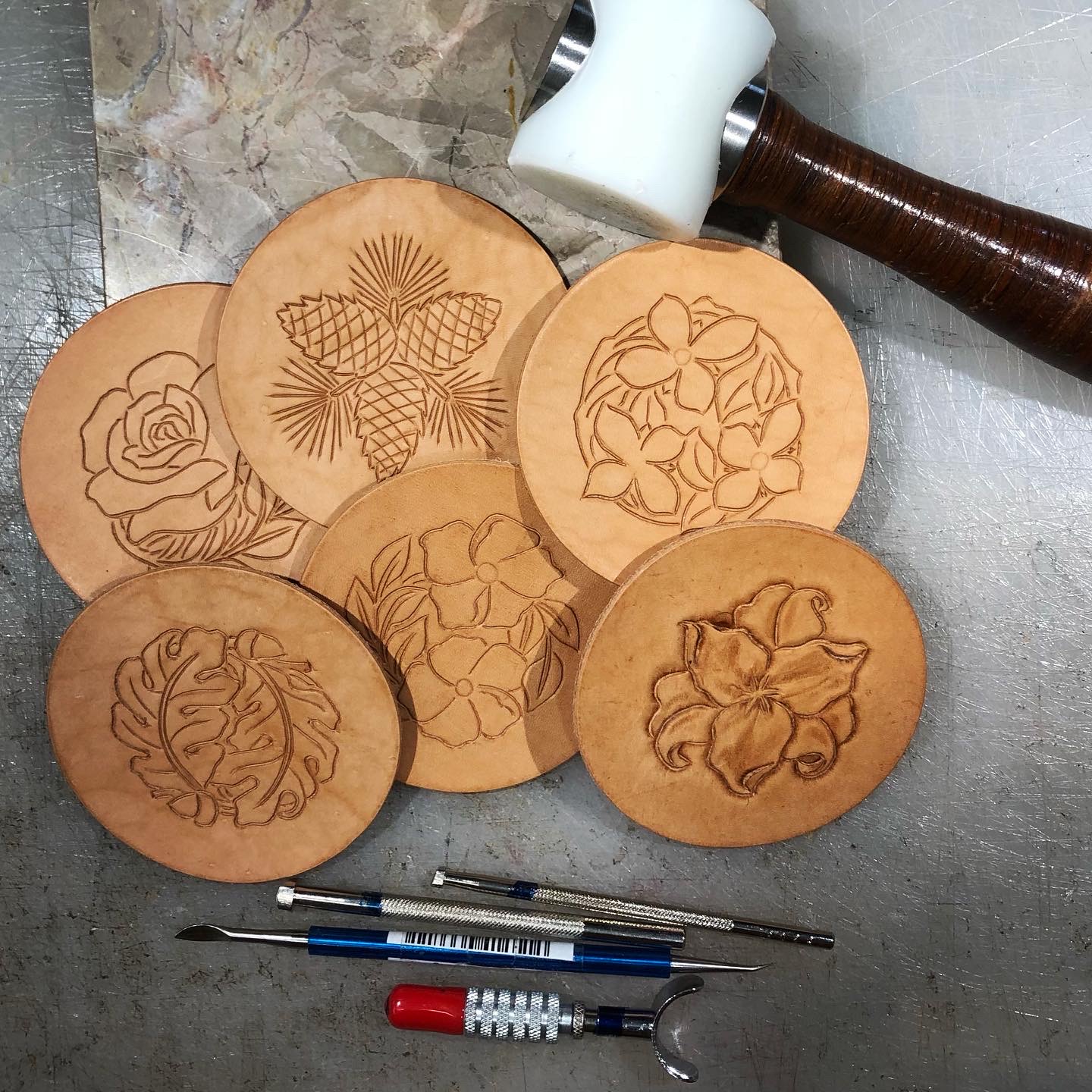 Leathercarving workshop - leer snijden & stempelen in leer - Foto