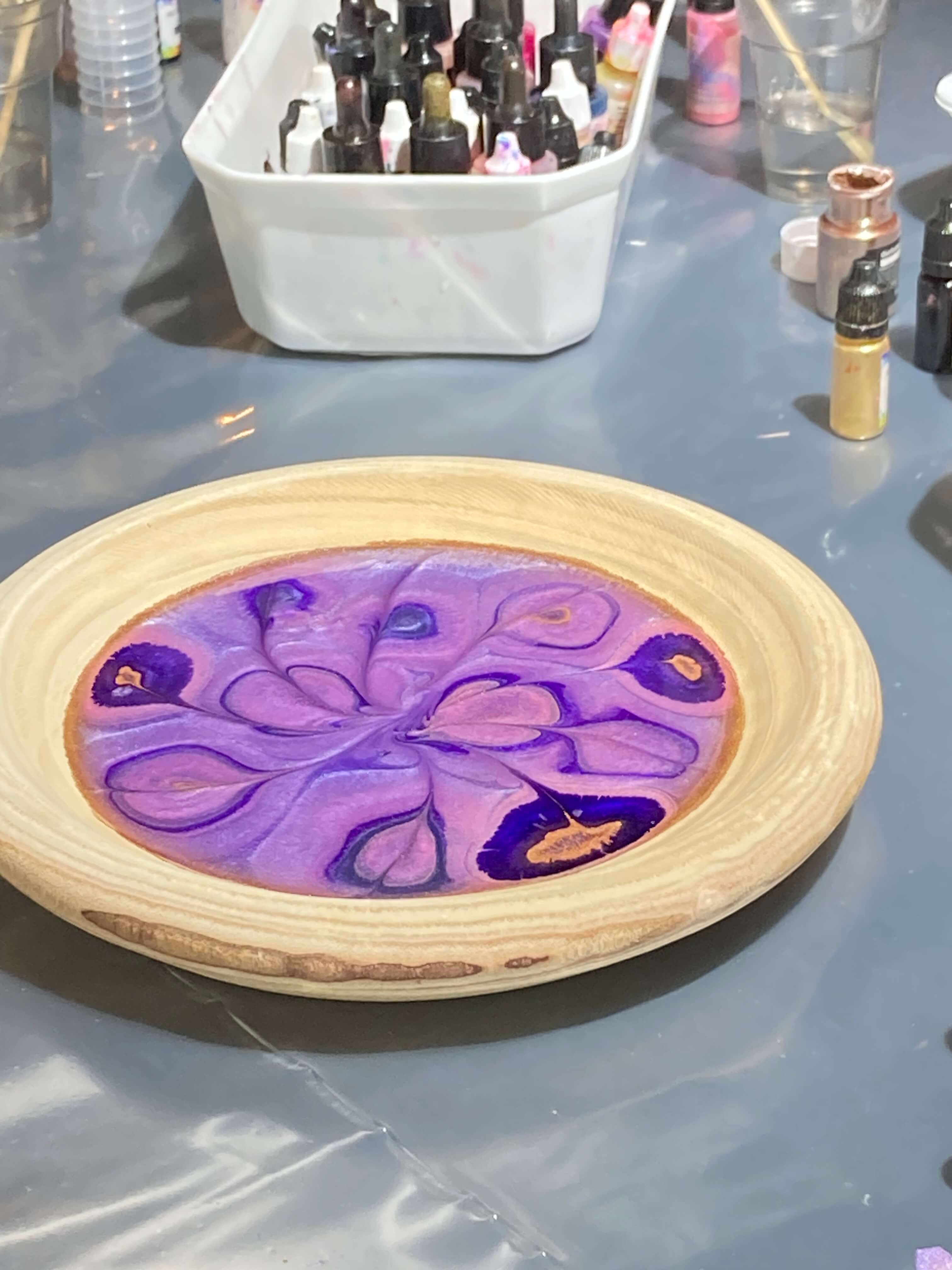 Leren werken met hars/resin. Plateau pimpen - Foto