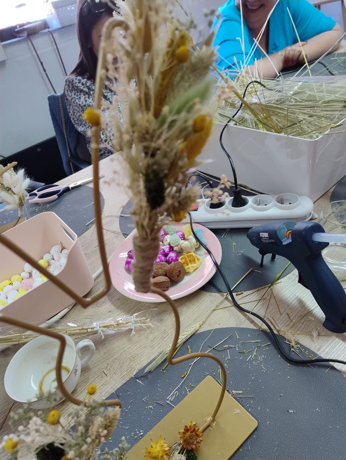 Paasdecoratie met droogbloemen - Foto