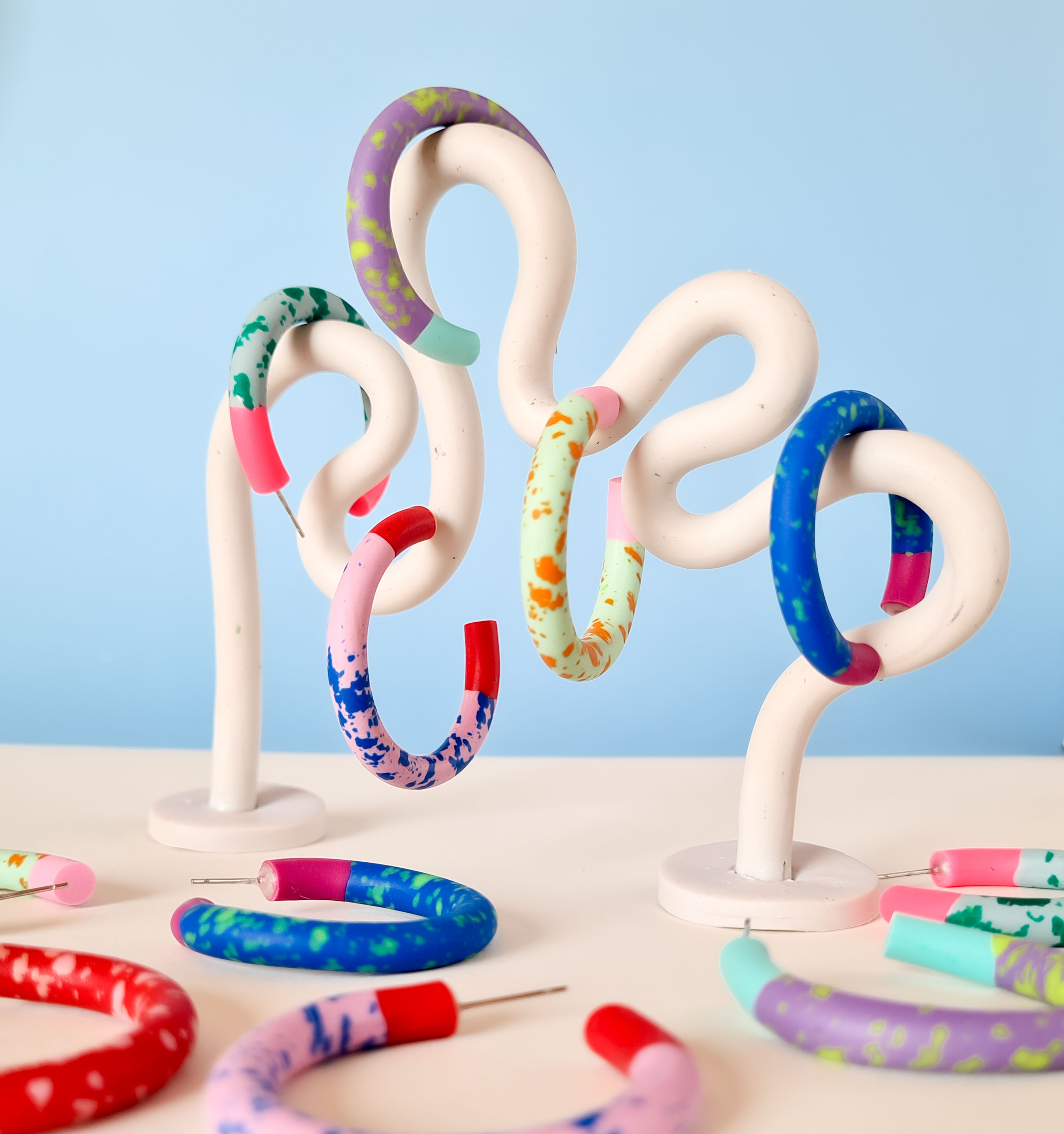 Statement juwelen uit polymeerklei - hoepel oorbellen