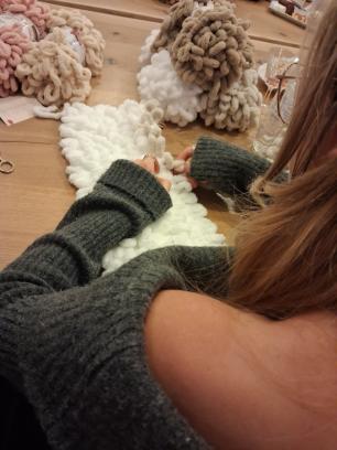 🧶 Workshop Fluffy Mat – Breien met je handen voor jouw viervoeter (of jezelf!) Breien zonder naalden? Jep, dat kan!