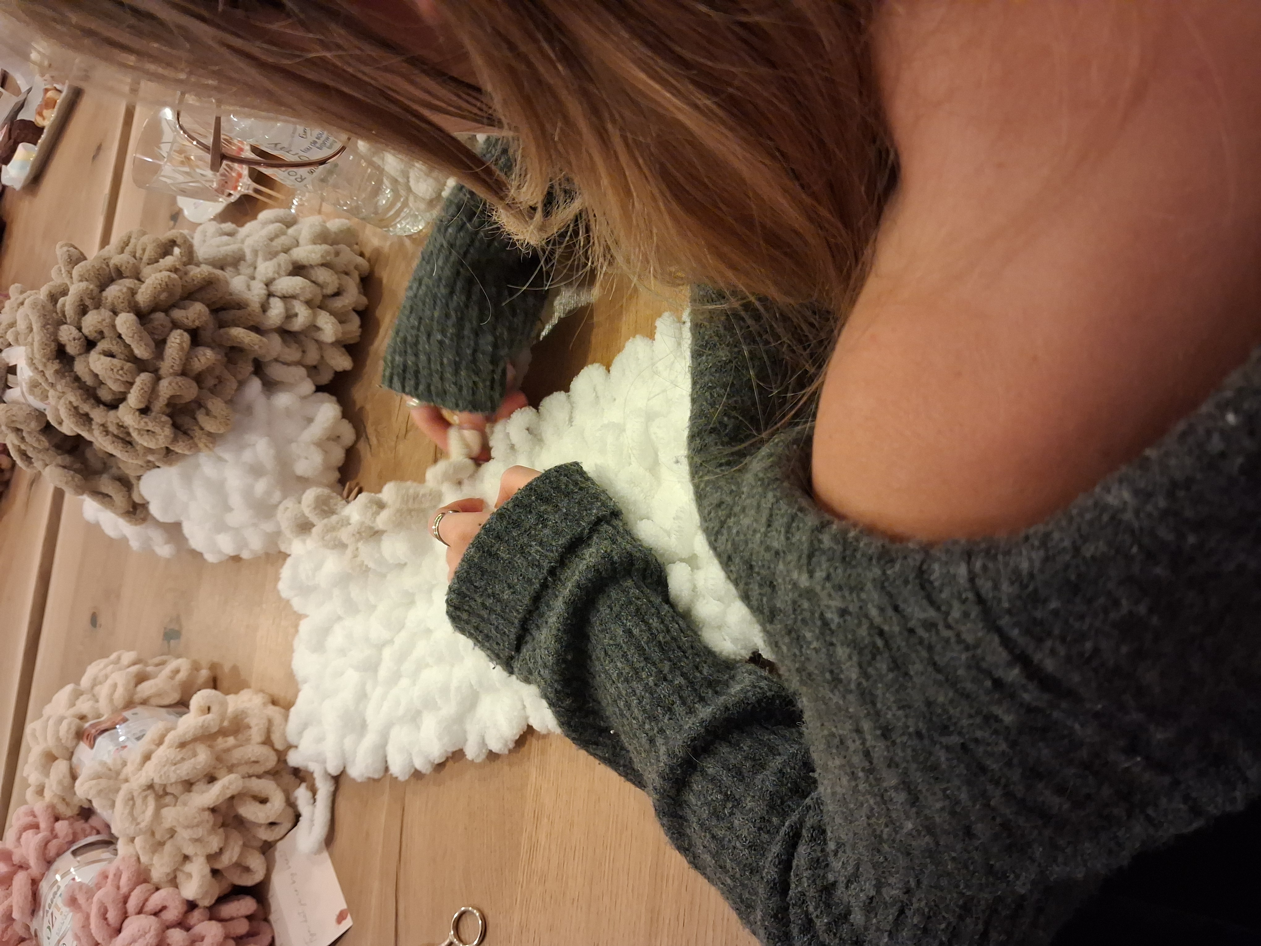 🧶 Workshop Fluffy Mat – Breien met je handen voor jouw viervoeter (of jezelf!) Breien zonder naalden? Jep, dat kan!