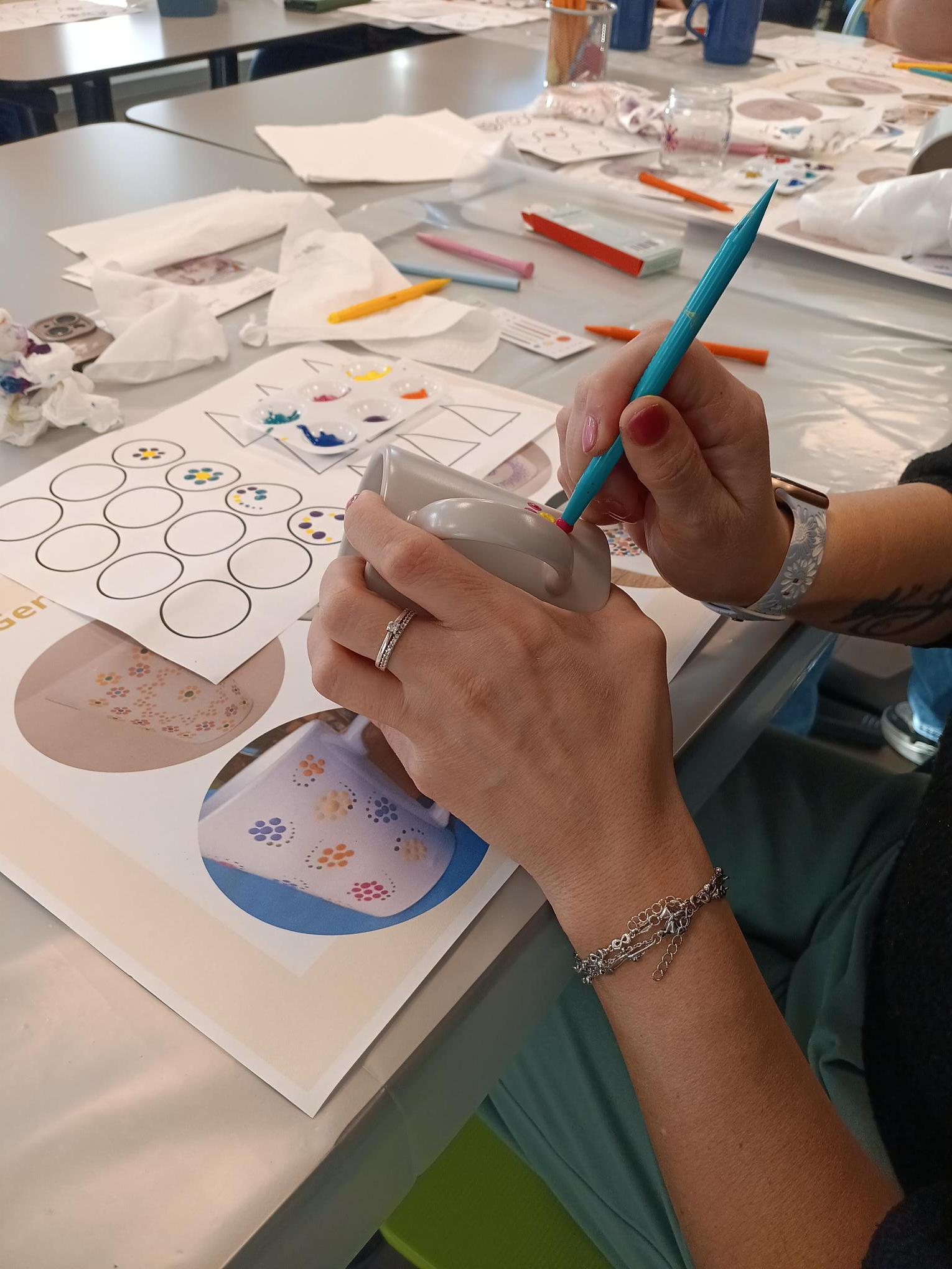 Ouder-kind workshop: stippen op porselein of glas - Foto