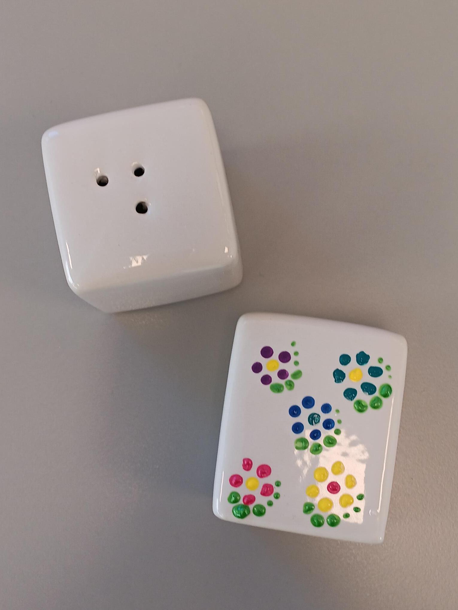 Ouder-kind workshop: stippen op porselein of glas - Foto