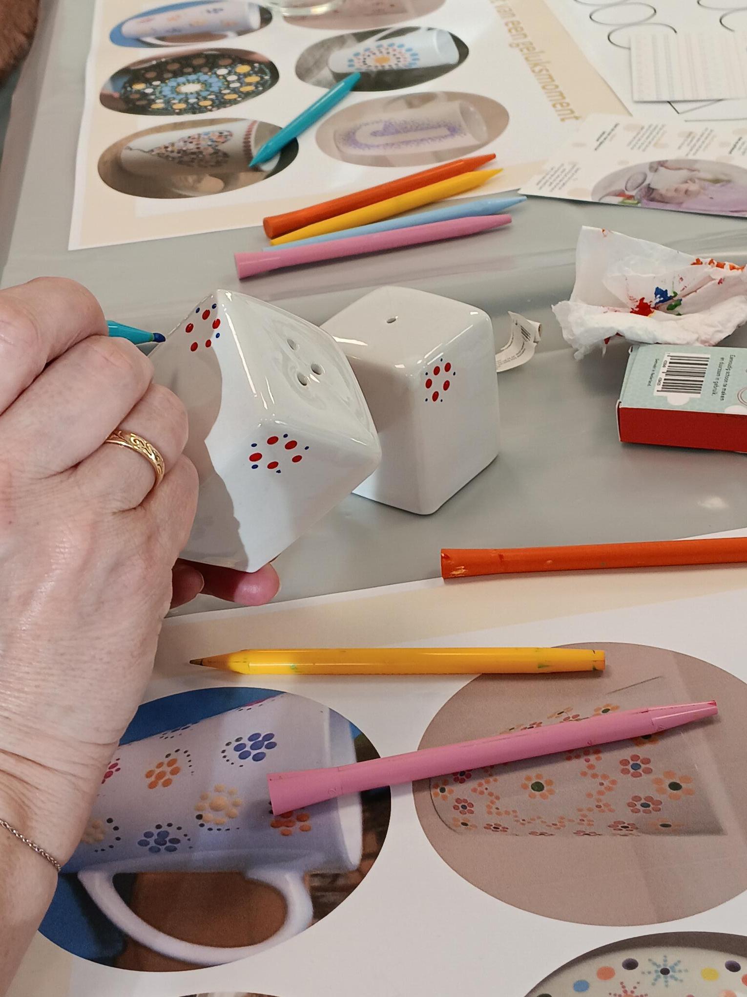 Ouder-kind workshop: stippen op porselein of glas - Foto