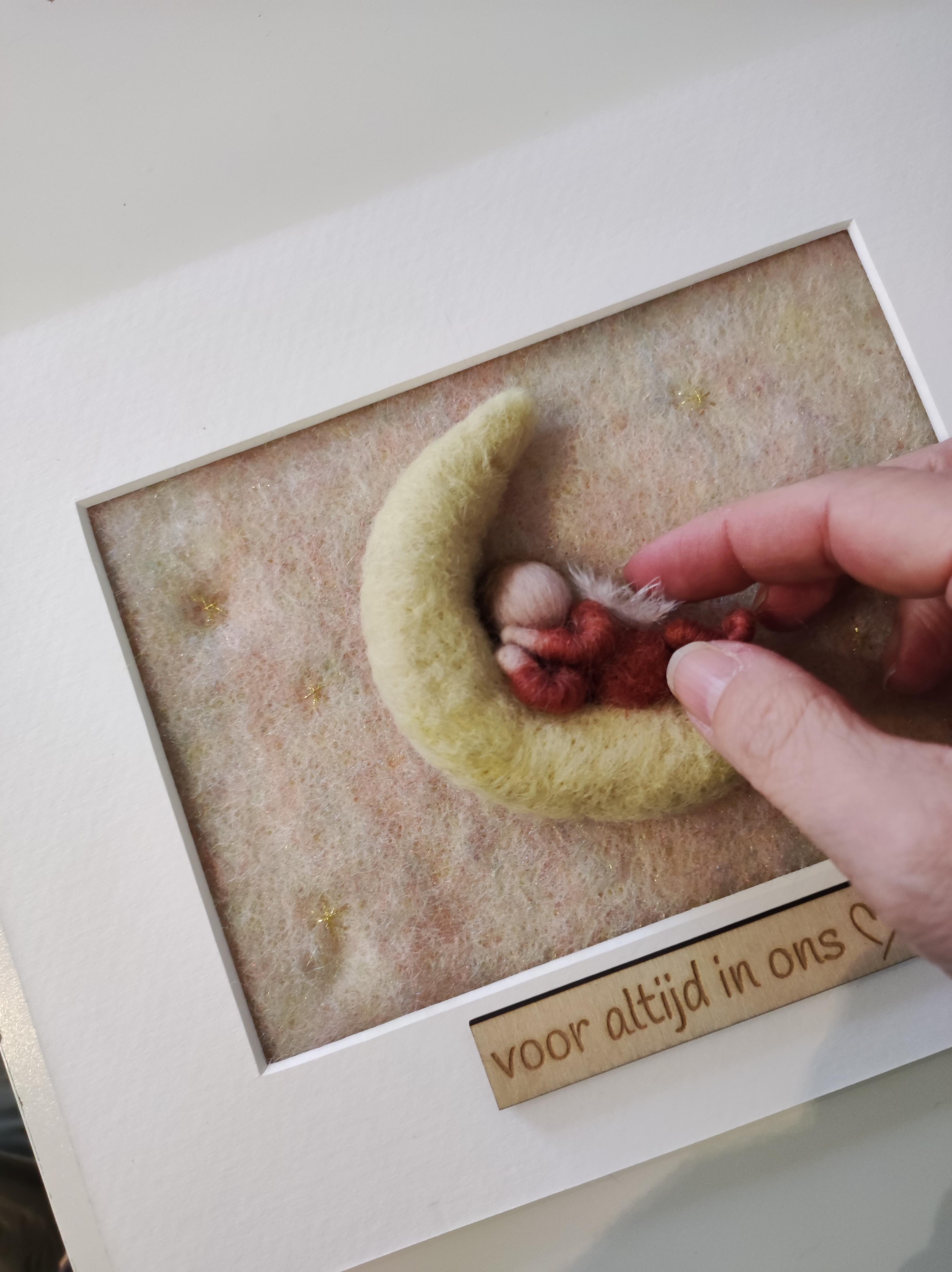 wolschilderij koesterkindje op de maan of wolk - Foto