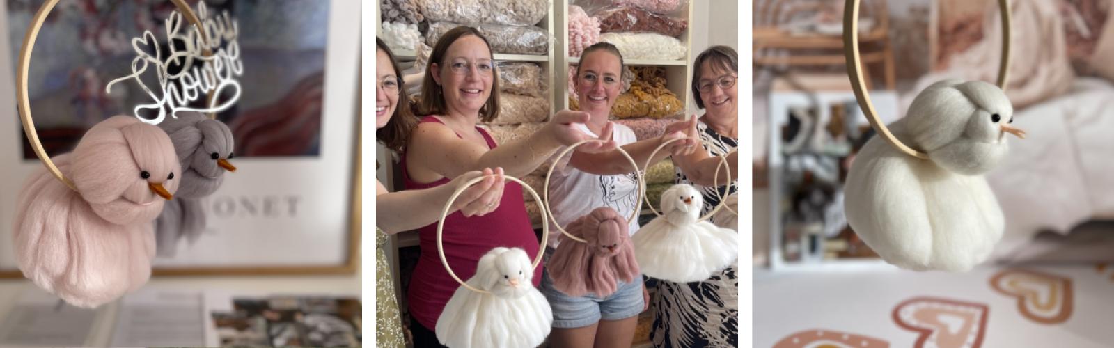 Zachte vilten duifjes in pastelkleuren, bevestigd aan een gouden ring. Een groepsfoto waar meerdere duifjes aan ringen worden vastgehouden, en een close-up van één afgewerkt duifje.