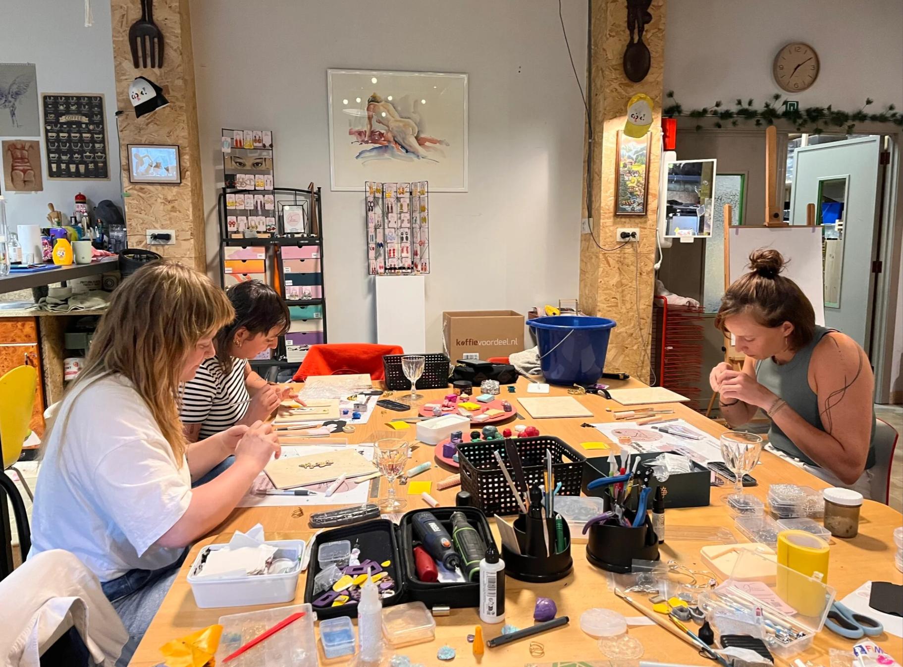 Workshop Polymeerklei oorbellen en ring - Foto