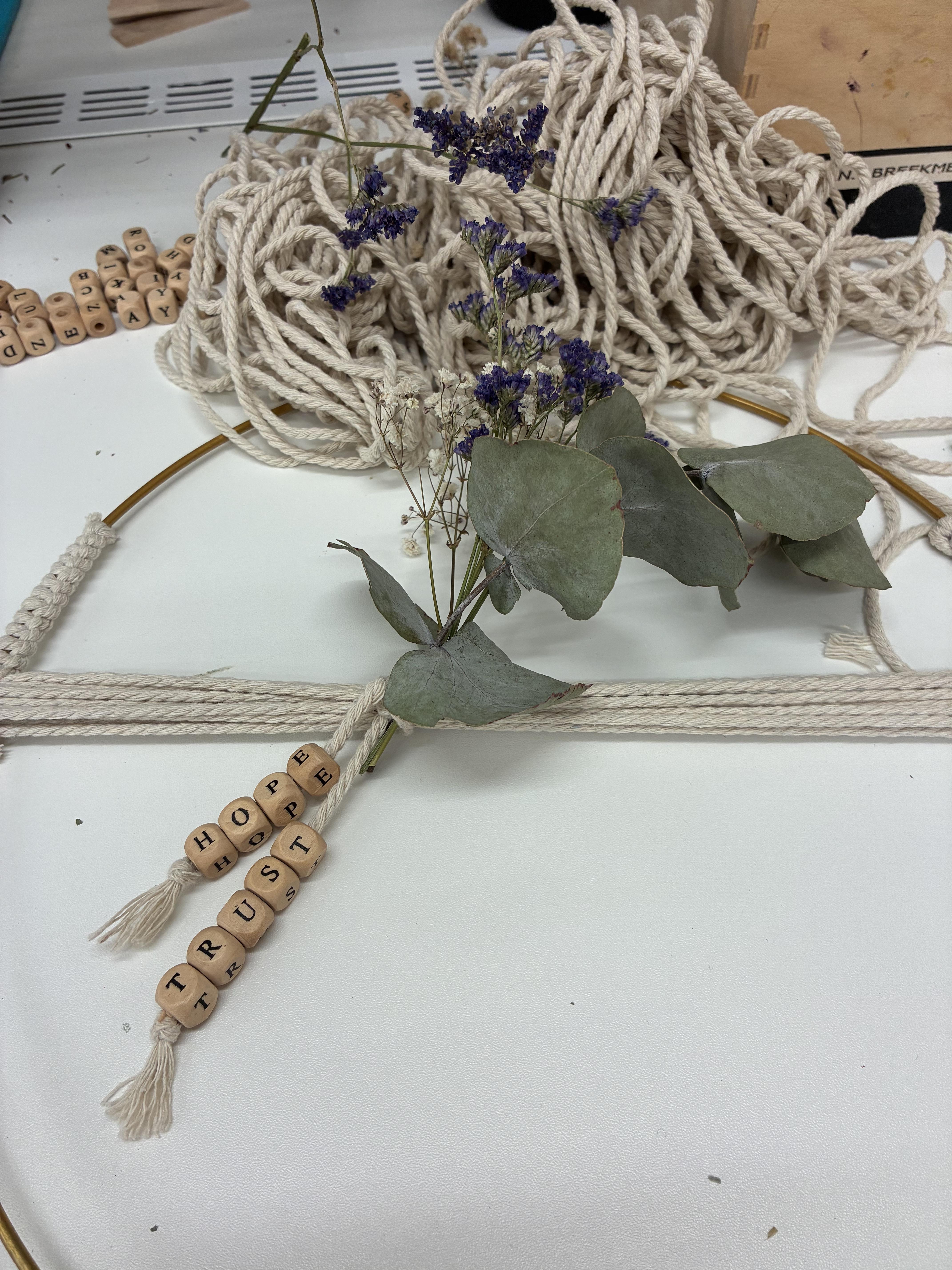 Bachlorette party: touw -en bloemencirkel met quote & sip - Foto