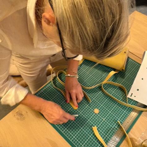 Privé workshop: Je eigen lederen portemonnee maken - Foto