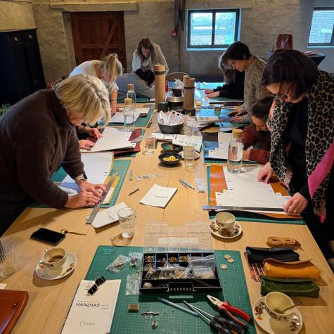 Privé workshop: Je eigen lederen portemonnee maken - Foto