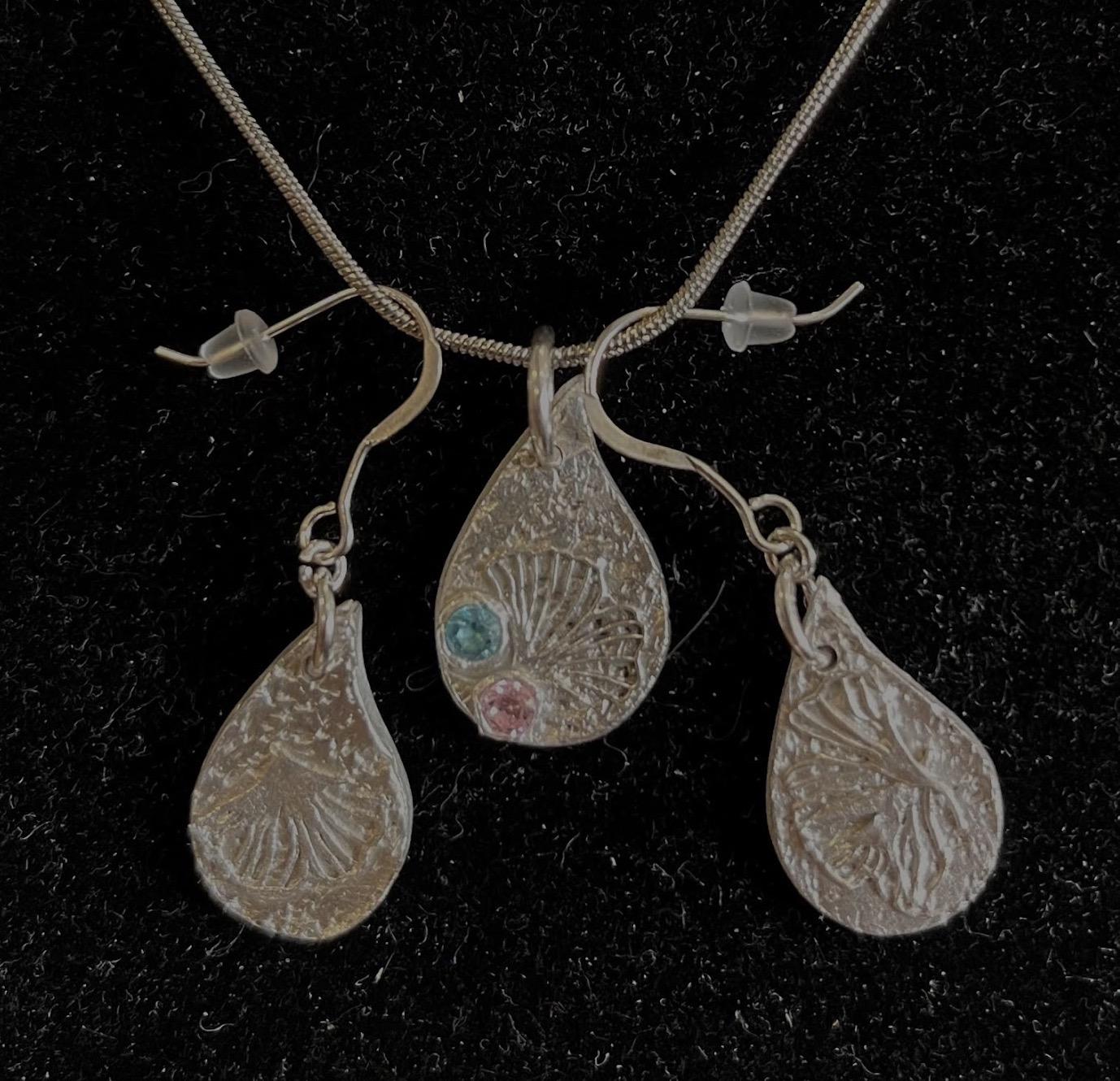 Zilverklei oorbellen en hanger - Foto