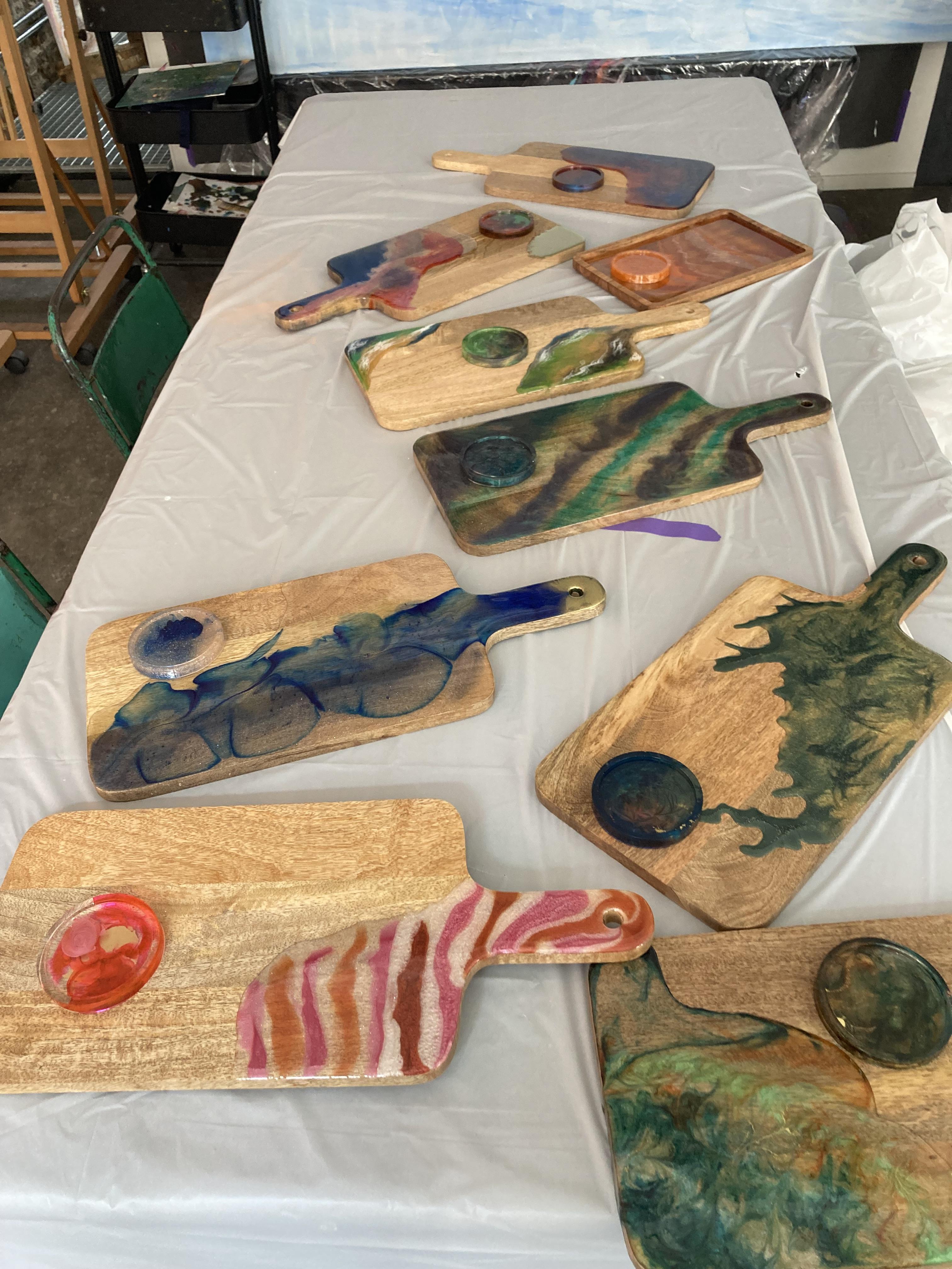 Ready to party! Maak met hars/ resin je eigen hapjesplank. - Foto