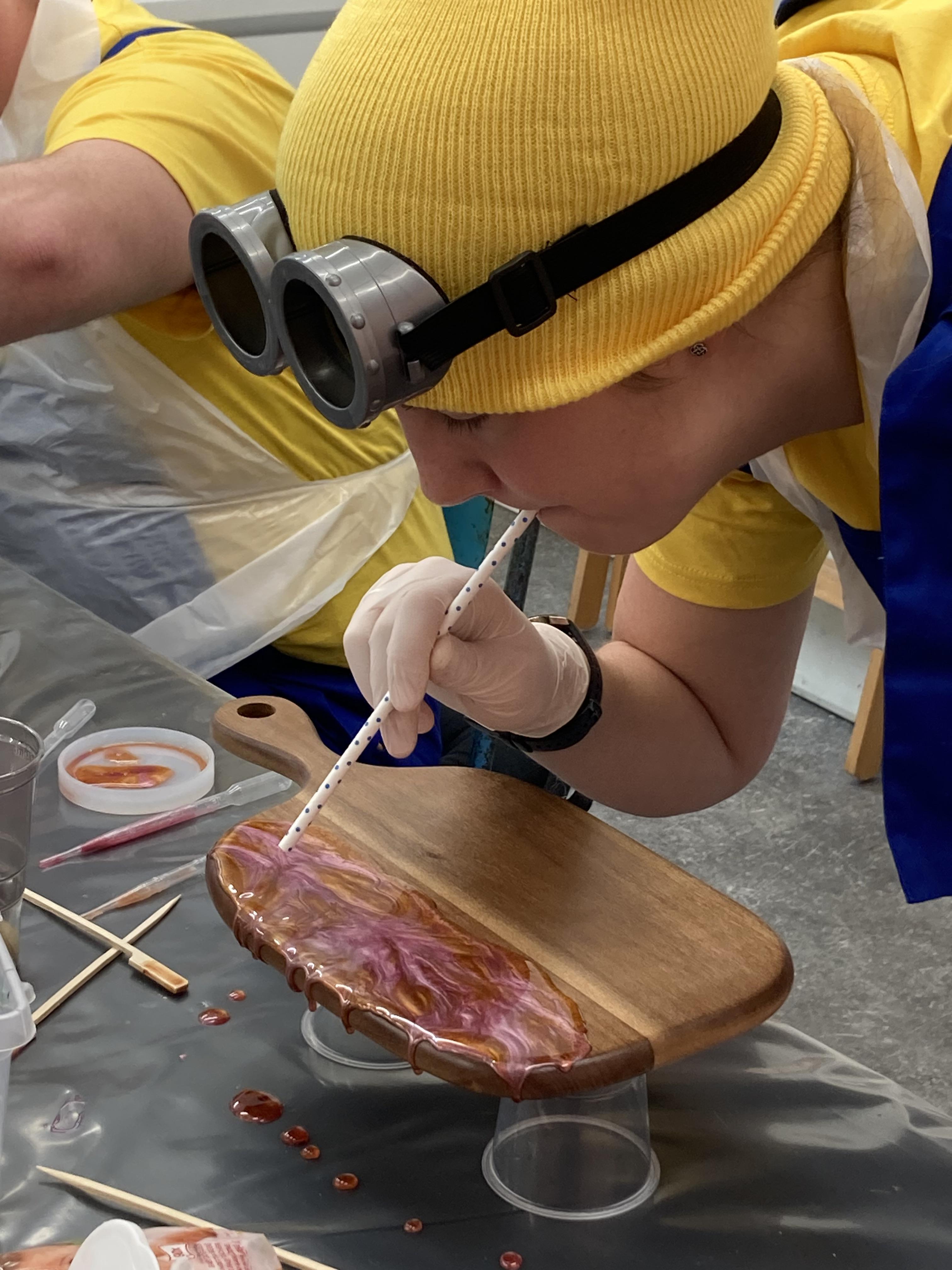 Ready to party! Maak met hars/ resin je eigen hapjesplank. - Foto