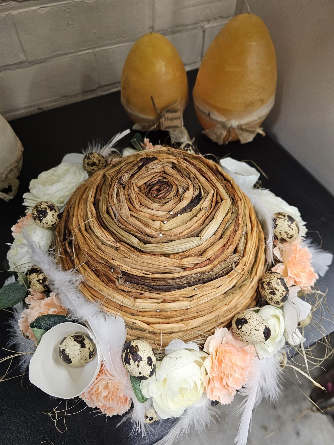 Neststuk met bloemen en paaseitjes - Foto