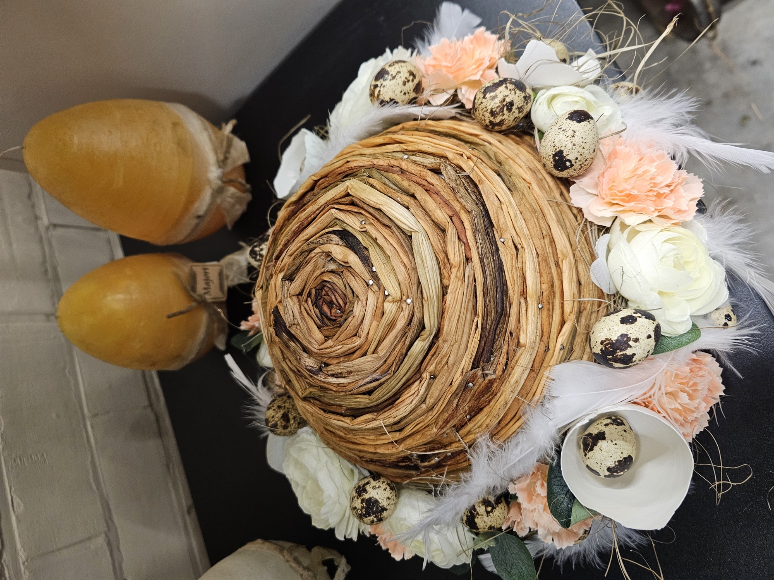 Neststuk met bloemen en paaseitjes