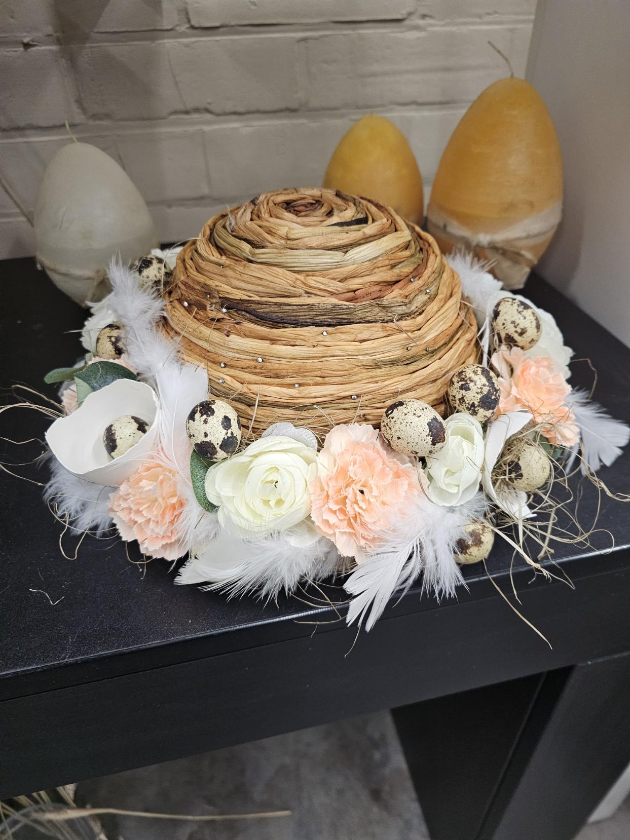 Neststuk met bloemen en paaseitjes - Foto